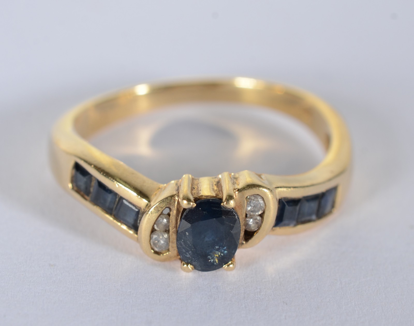 Anel de ouro 18 k., contraste 750 com pedras safiras, aro 17. (Por... - foto 1 de 5