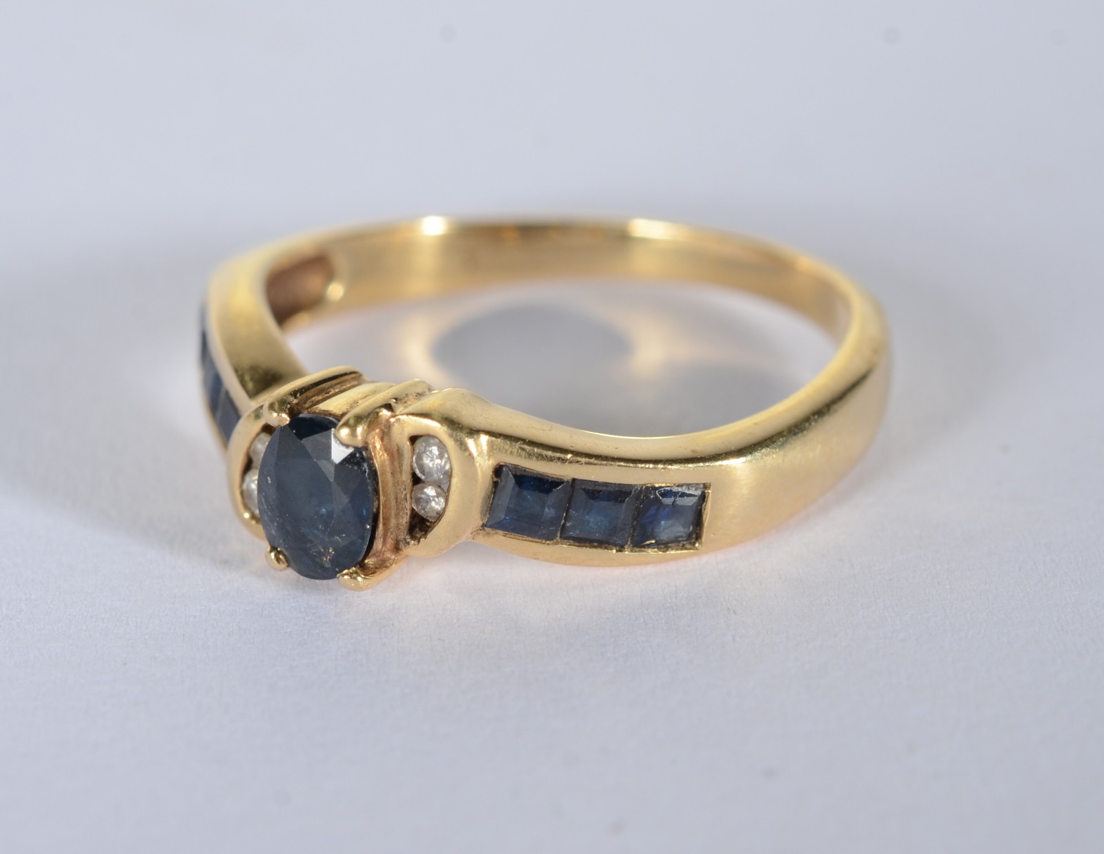 Anel de ouro 18 k., contraste 750 com pedras safiras, aro 17. (Por... - foto 2 de 5