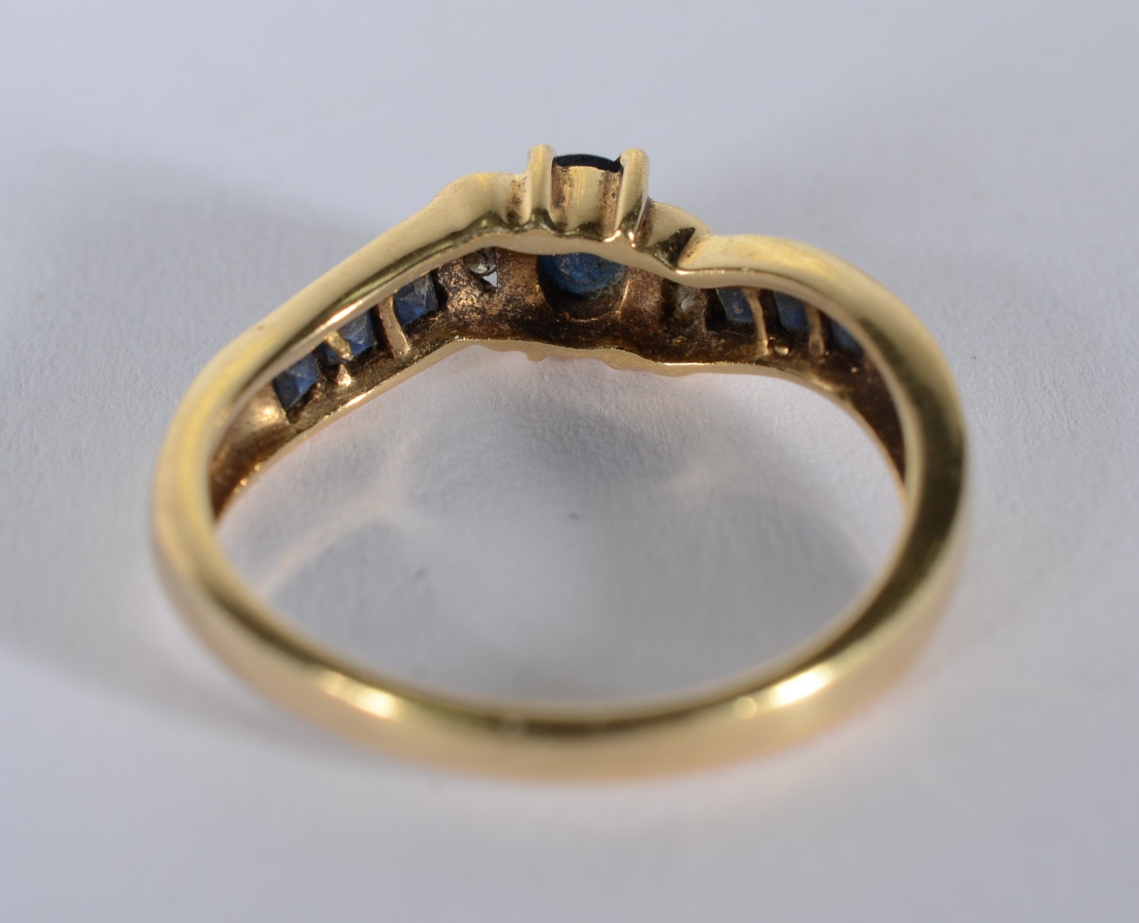 Anel de ouro 18 k., contraste 750 com pedras safiras, aro 17. (Por... - foto 3 de 5