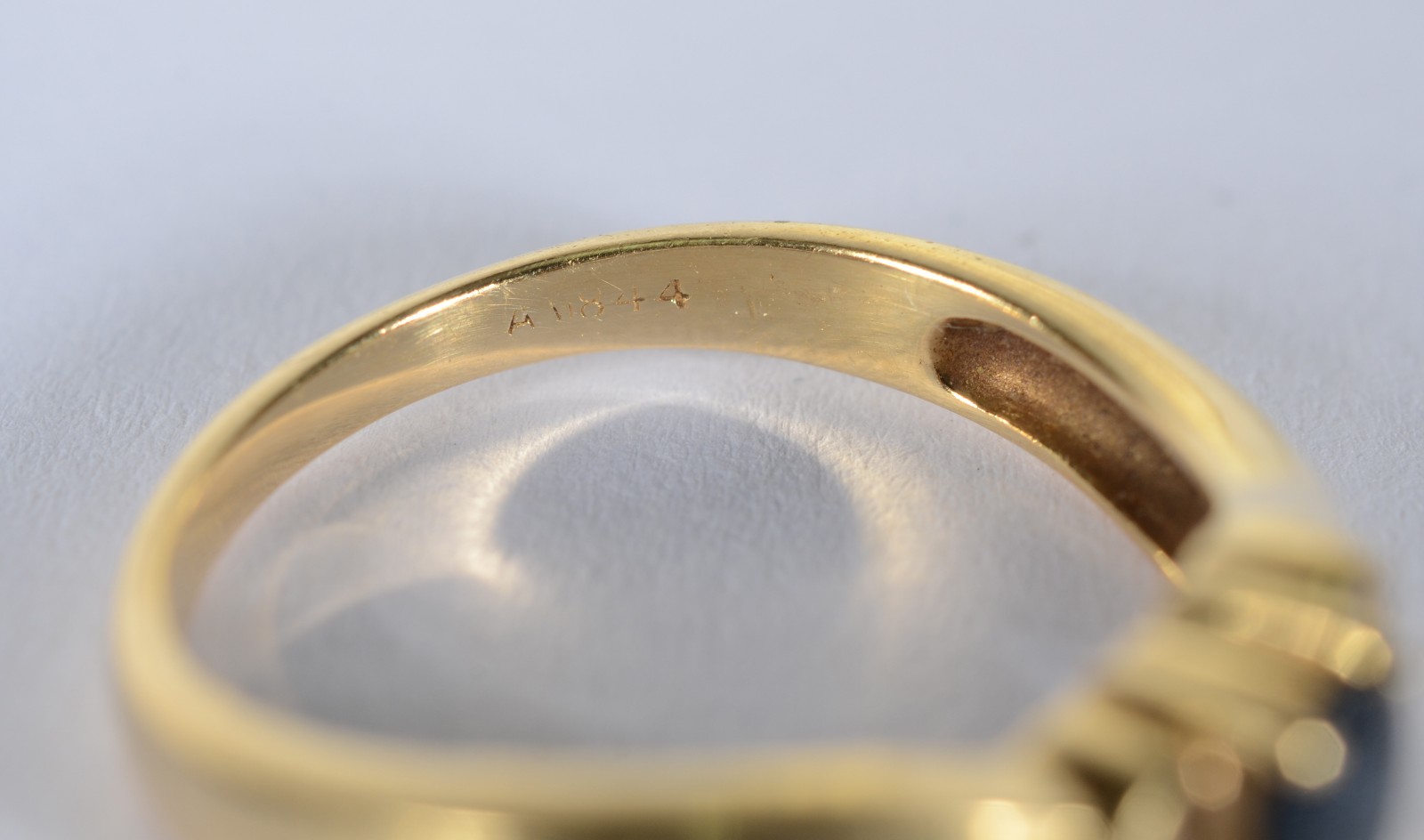 Anel de ouro 18 k., contraste 750 com pedras safiras, aro 17. (Por... - foto 5 de 5