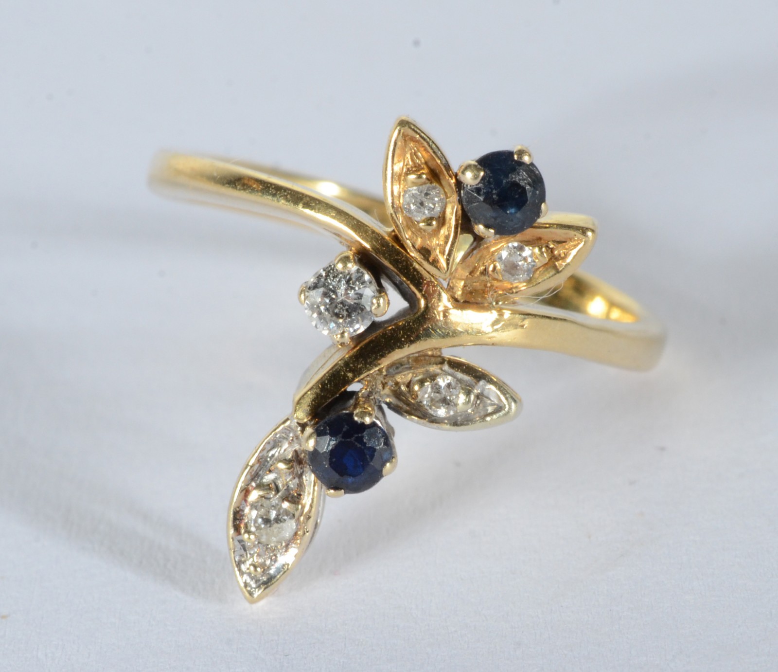 Anel de ouro 18 k., contraste 750 mls com um ramo de flores com seis... - foto 1 de 7