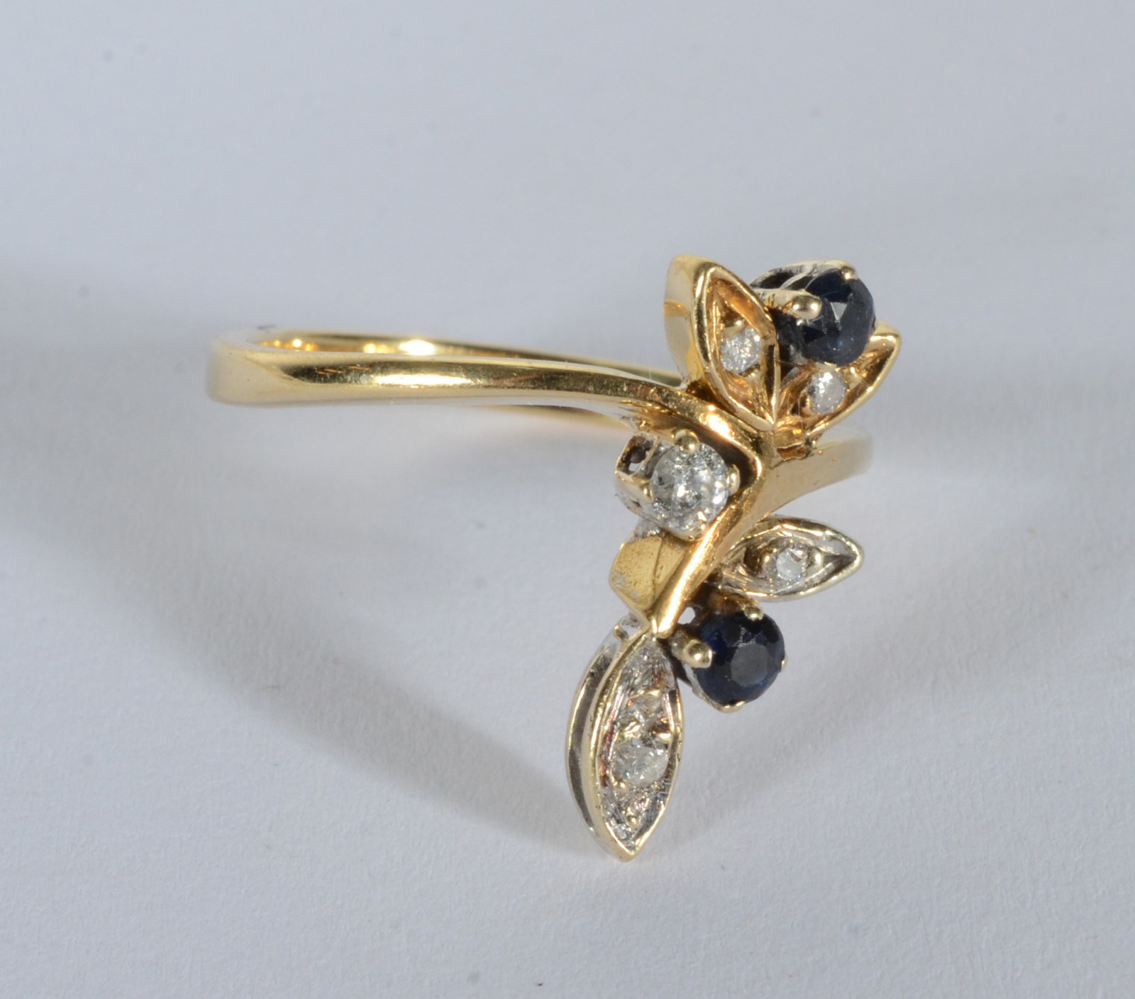 Anel de ouro 18 k., contraste 750 mls com um ramo de flores com seis... - foto 2 de 7