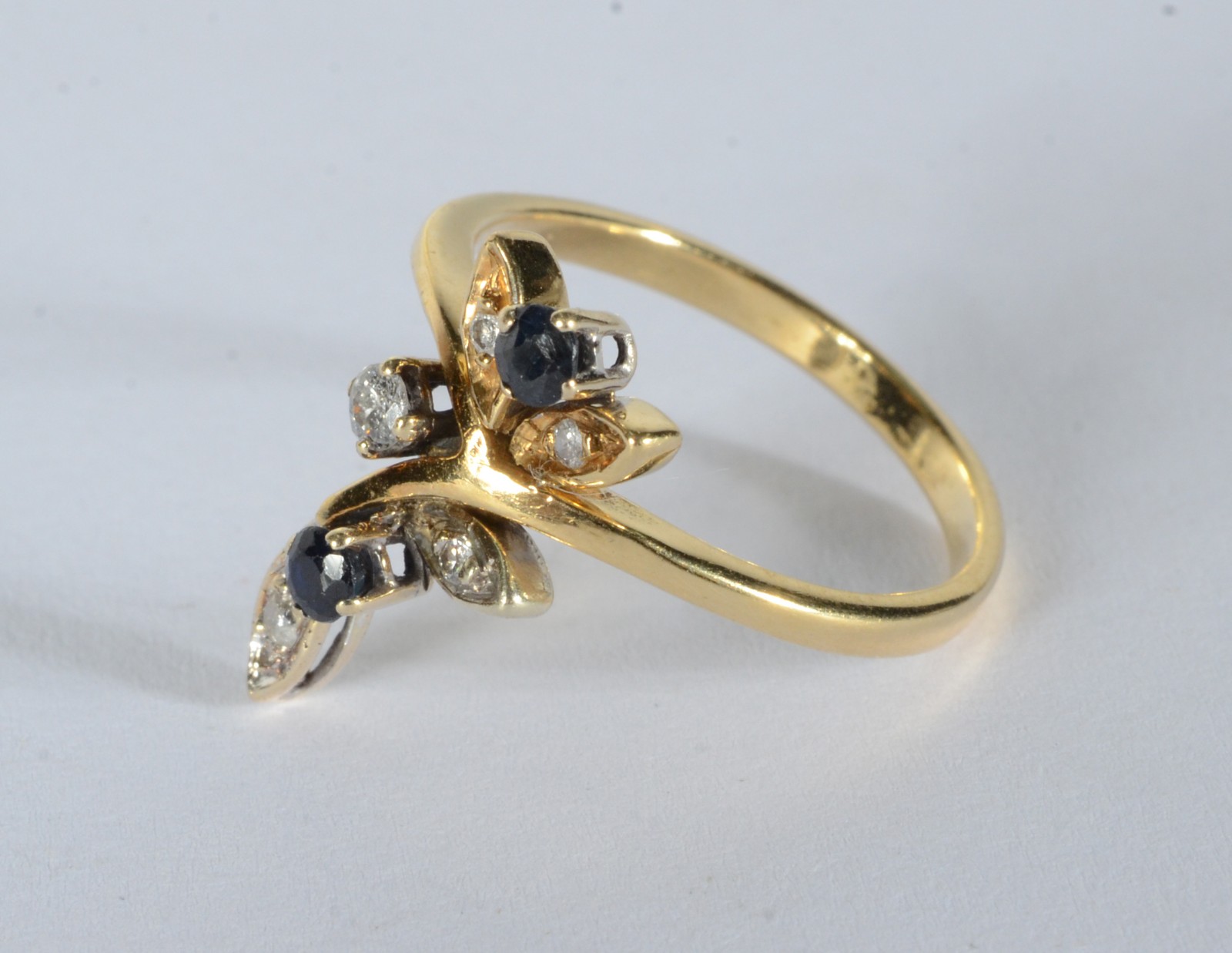 Anel de ouro 18 k., contraste 750 mls com um ramo de flores com seis... - foto 3 de 7