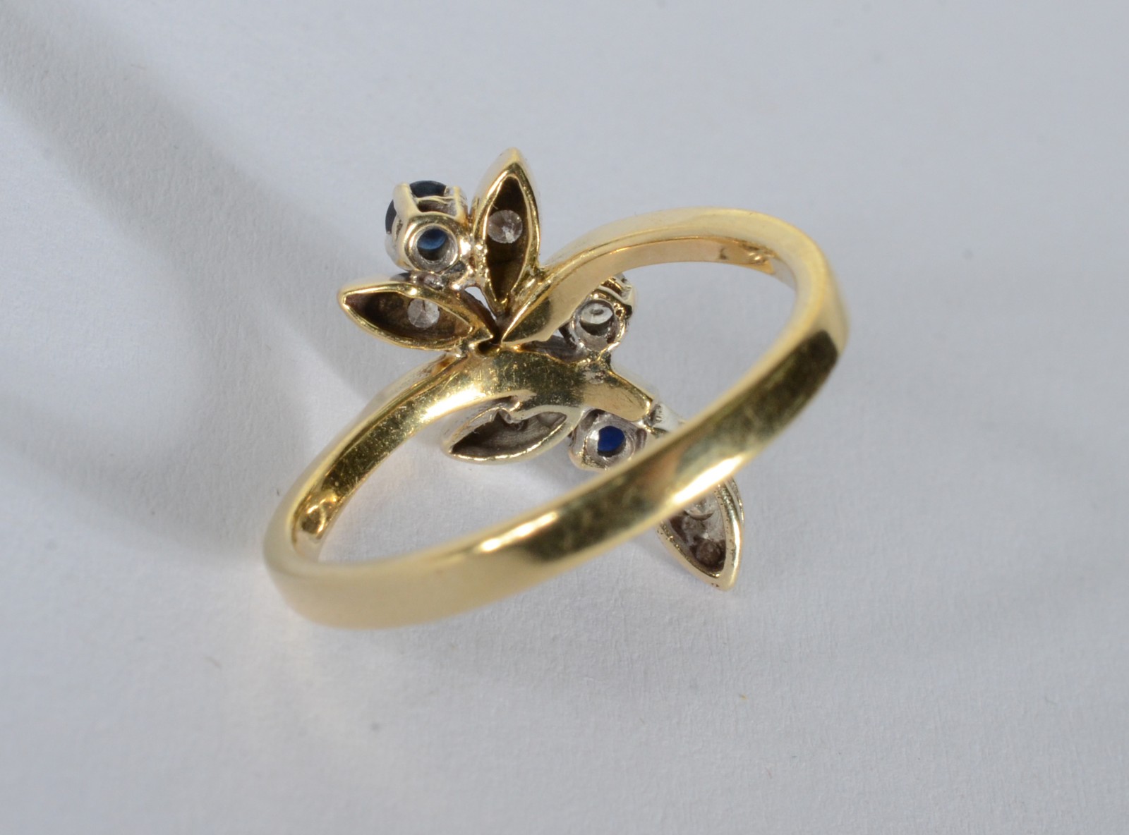 Anel de ouro 18 k., contraste 750 mls com um ramo de flores com seis... - foto 4 de 7