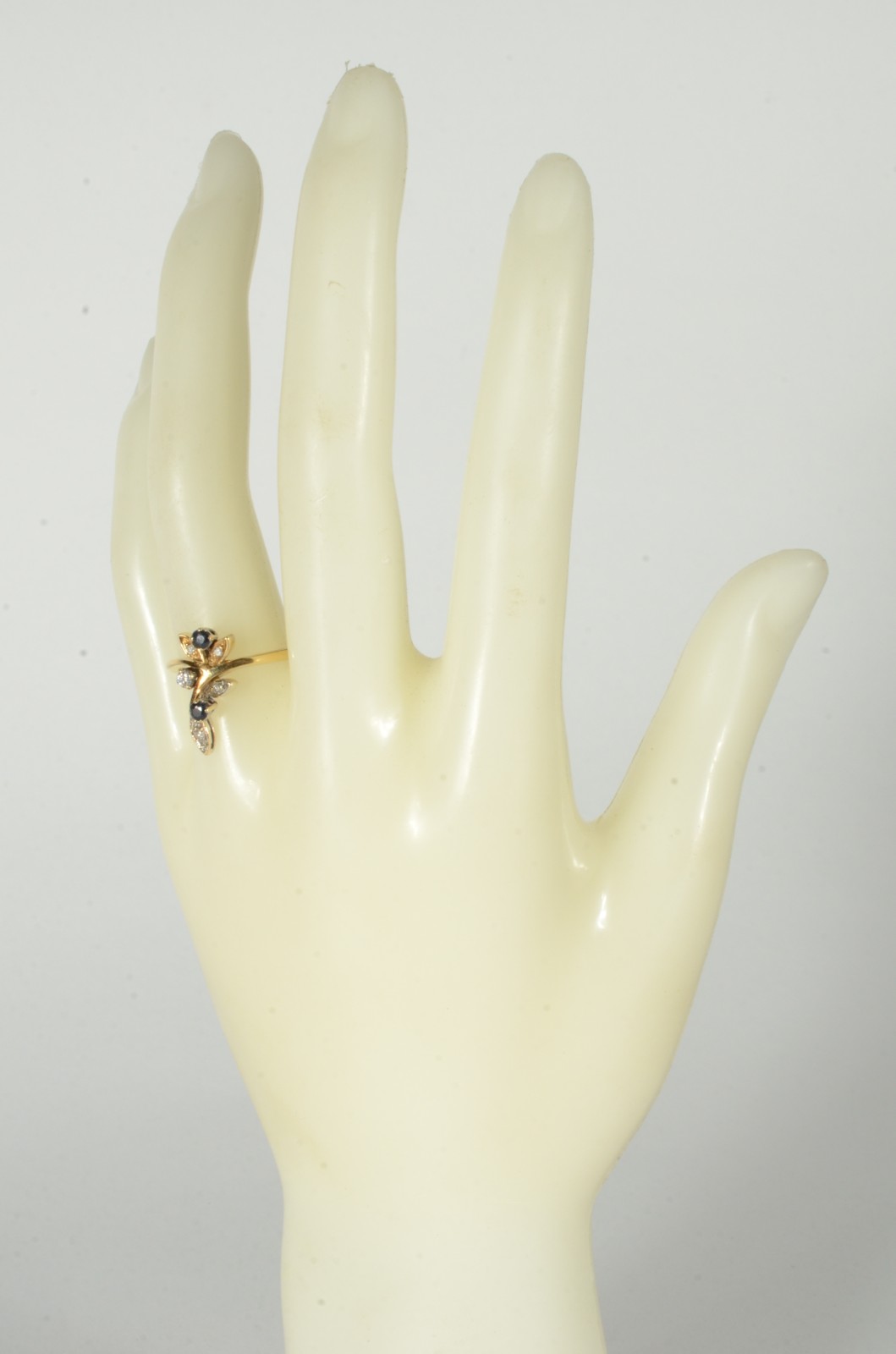 Anel de ouro 18 k., contraste 750 mls com um ramo de flores com seis... - foto 5 de 7