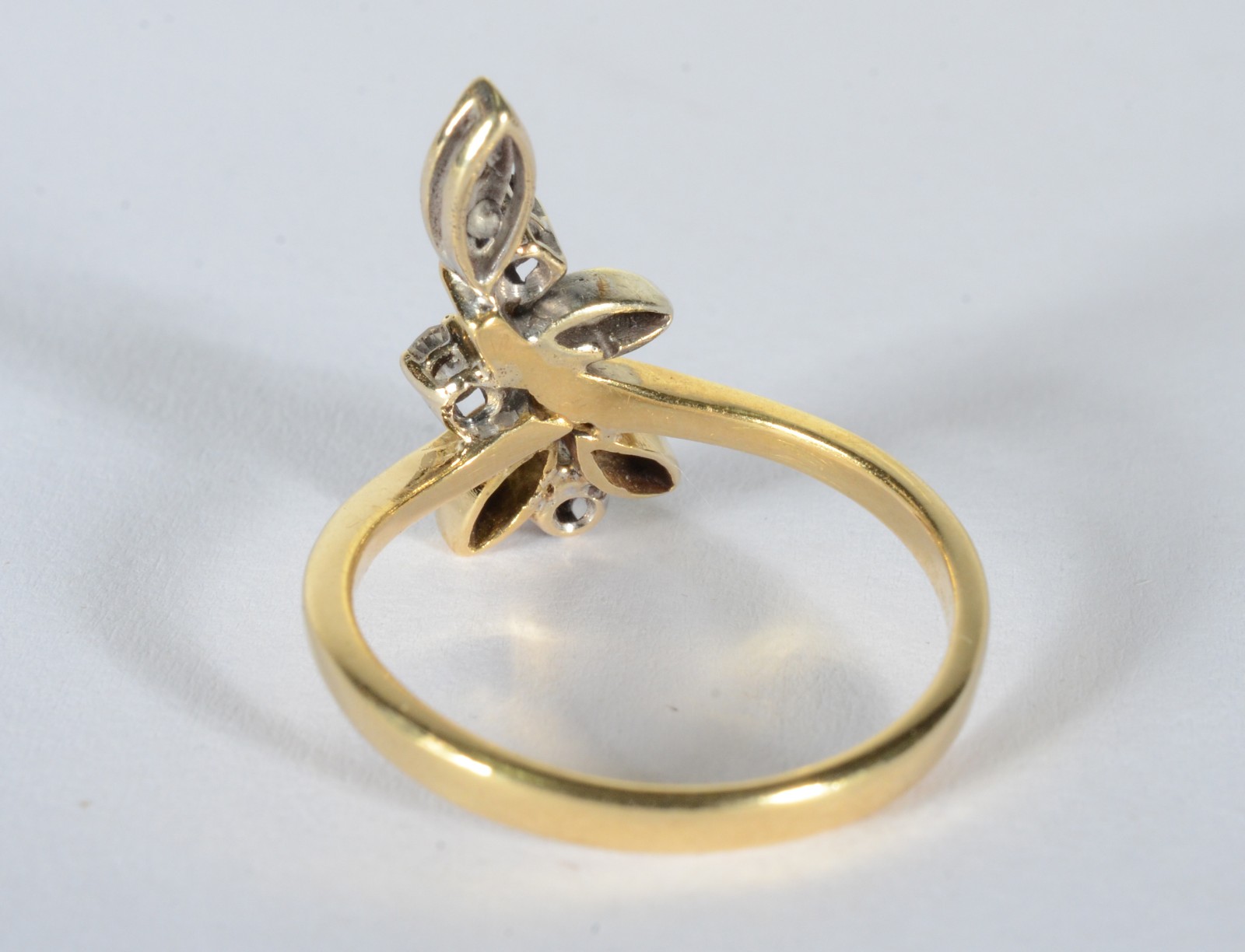 Anel de ouro 18 k., contraste 750 mls com um ramo de flores com seis... - foto 6 de 7