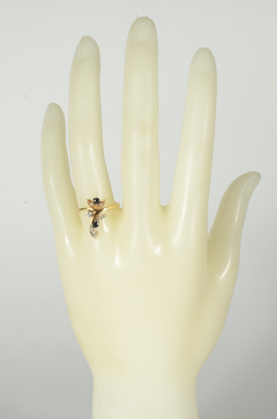 Anel de ouro 18 k., contraste 750 mls com um ramo de flores com seis... - foto 7 de 7