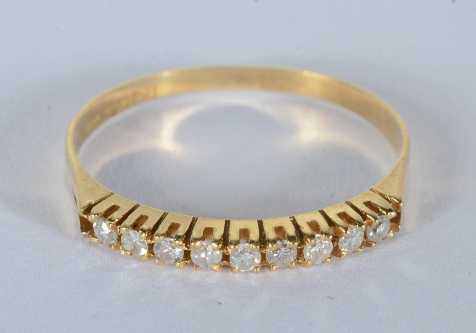 Meia aliança de ouro 18 k., com brilhantes, aro 17. (Por motivos de... - foto 1 de 6