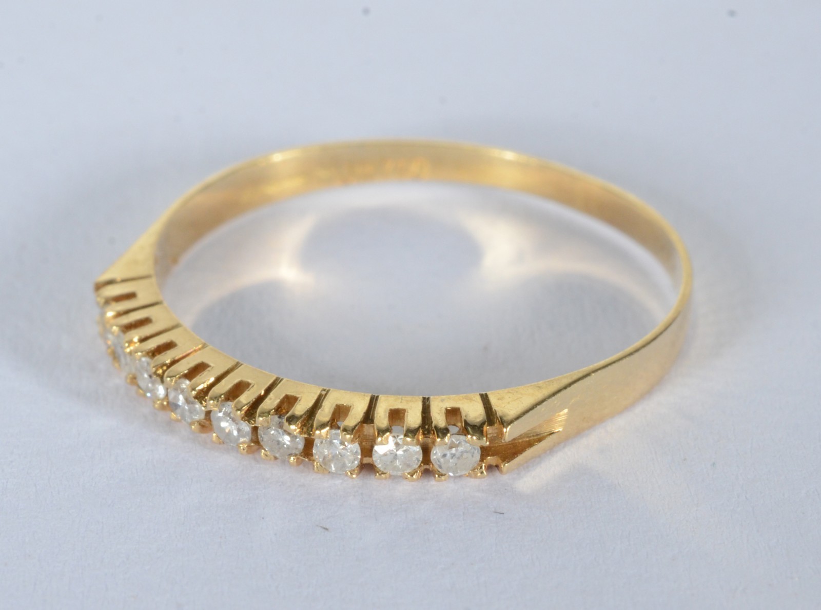 Meia aliança de ouro 18 k., com brilhantes, aro 17. (Por motivos de... - foto 2 de 6