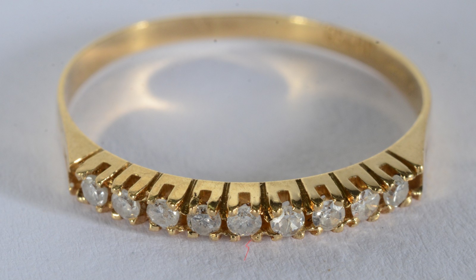 Meia aliança de ouro 18 k., com brilhantes, aro 17. (Por motivos de... - foto 3 de 6