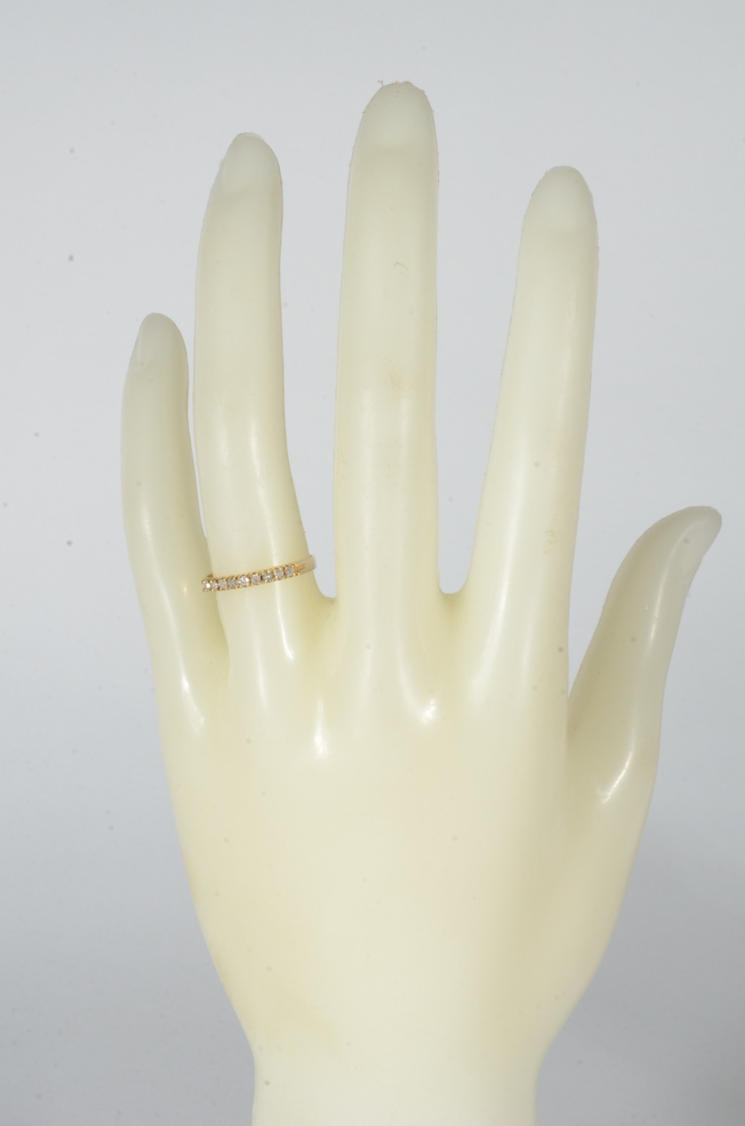 Meia aliança de ouro 18 k., com brilhantes, aro 17. (Por motivos de... - foto 5 de 6