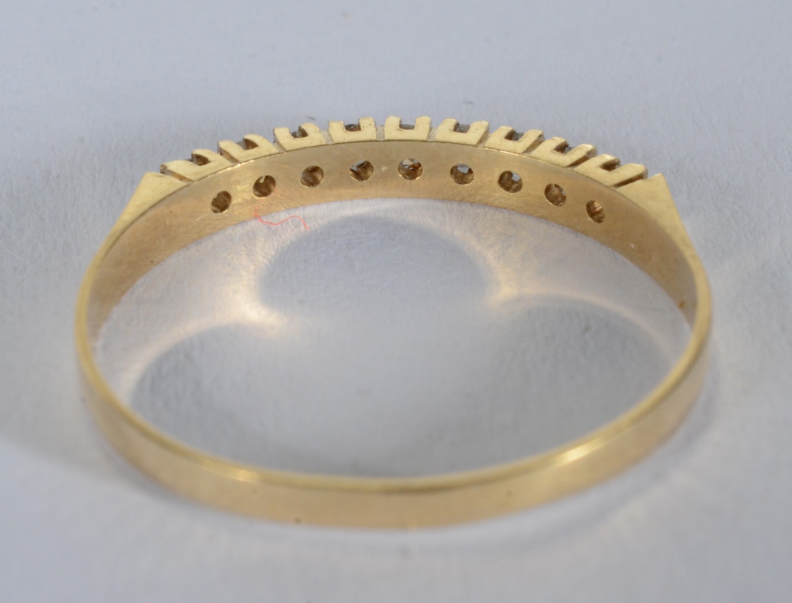 Meia aliança de ouro 18 k., com brilhantes, aro 17. (Por motivos de... - foto 4 de 6