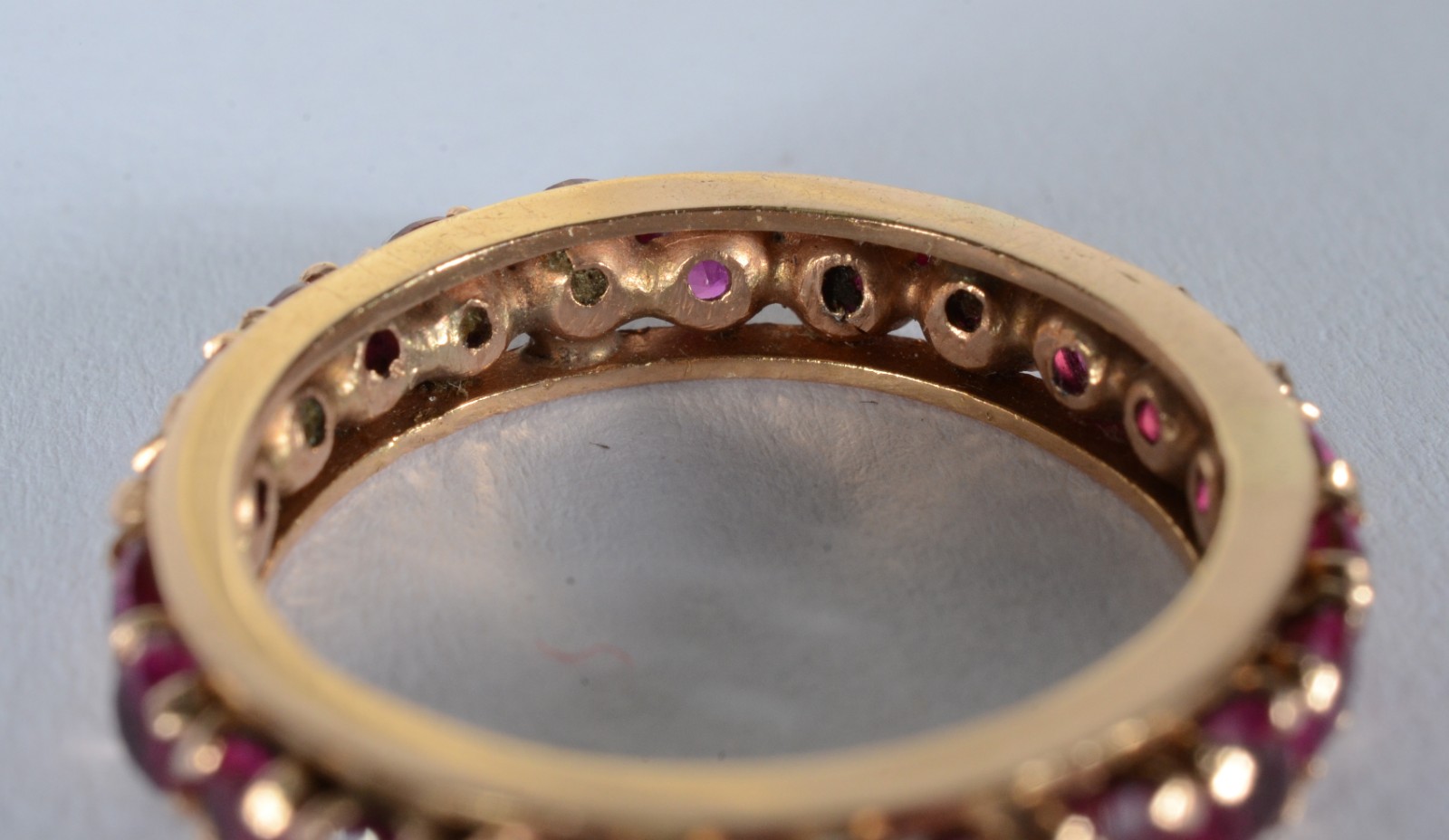 Anel de ouro 18 k., com pedras vermelhas rubilitas, aro 15. (Por... - foto 2 de 5