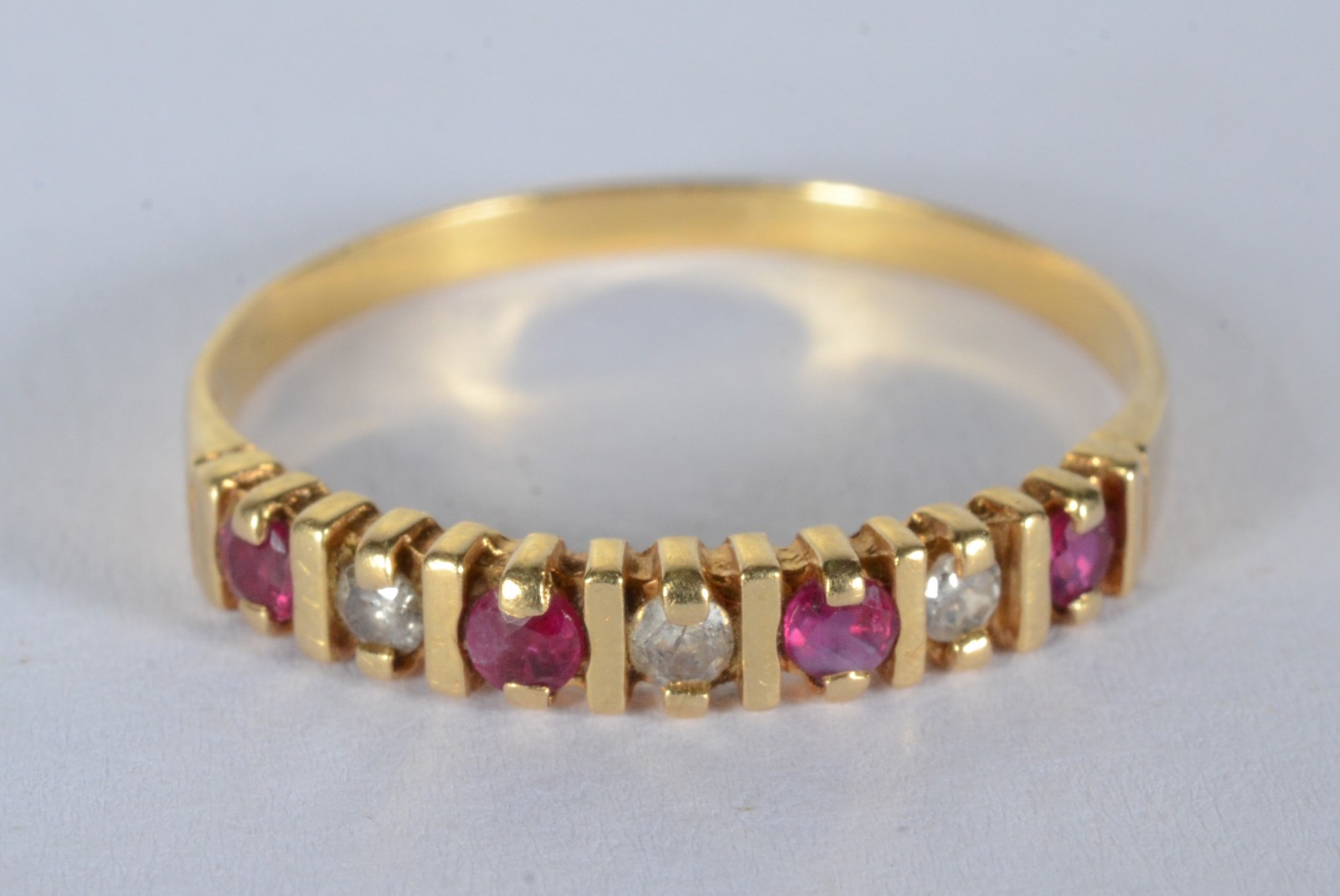 Anel de ouro 18 k., contraste 750 mls com brilhantes e rubilitas, aro... - foto 1 de 6