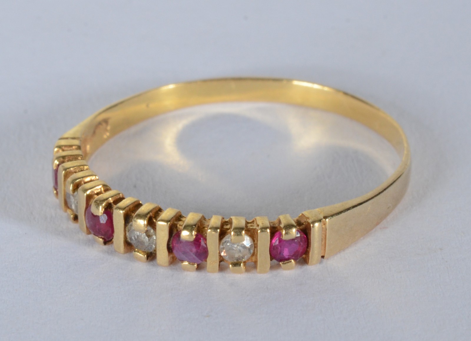 Anel de ouro 18 k., contraste 750 mls com brilhantes e rubilitas, aro... - foto 2 de 6