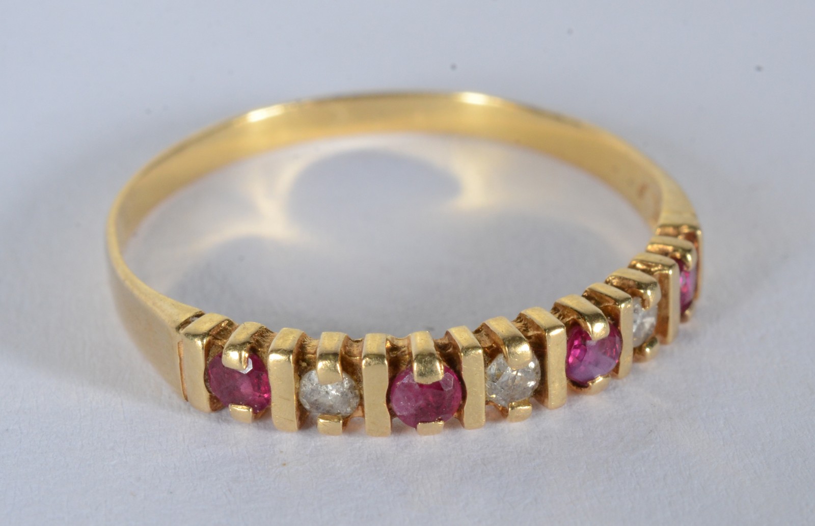 Anel de ouro 18 k., contraste 750 mls com brilhantes e rubilitas, aro... - foto 3 de 6