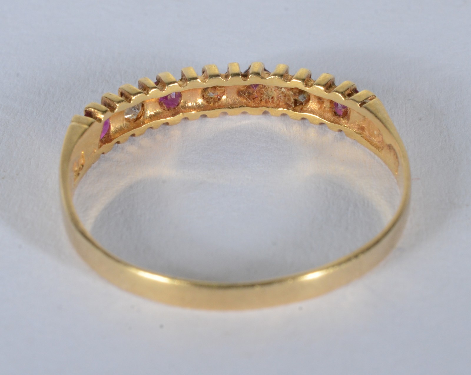 Anel de ouro 18 k., contraste 750 mls com brilhantes e rubilitas, aro... - foto 5 de 6