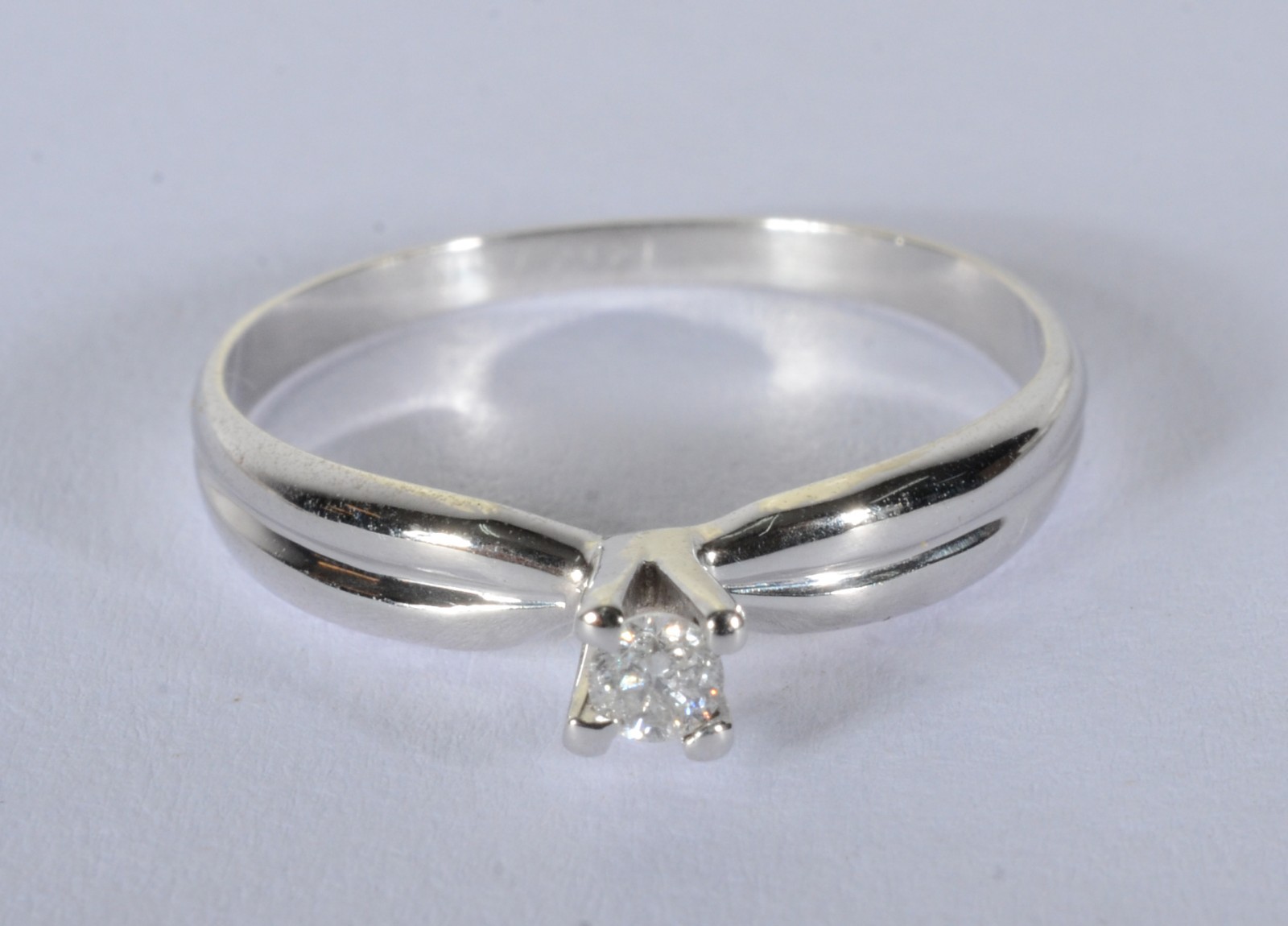 Solitário de ouro branco com um brilhante de 0,10 ct, aro 14. (Por... - foto 1 de 4