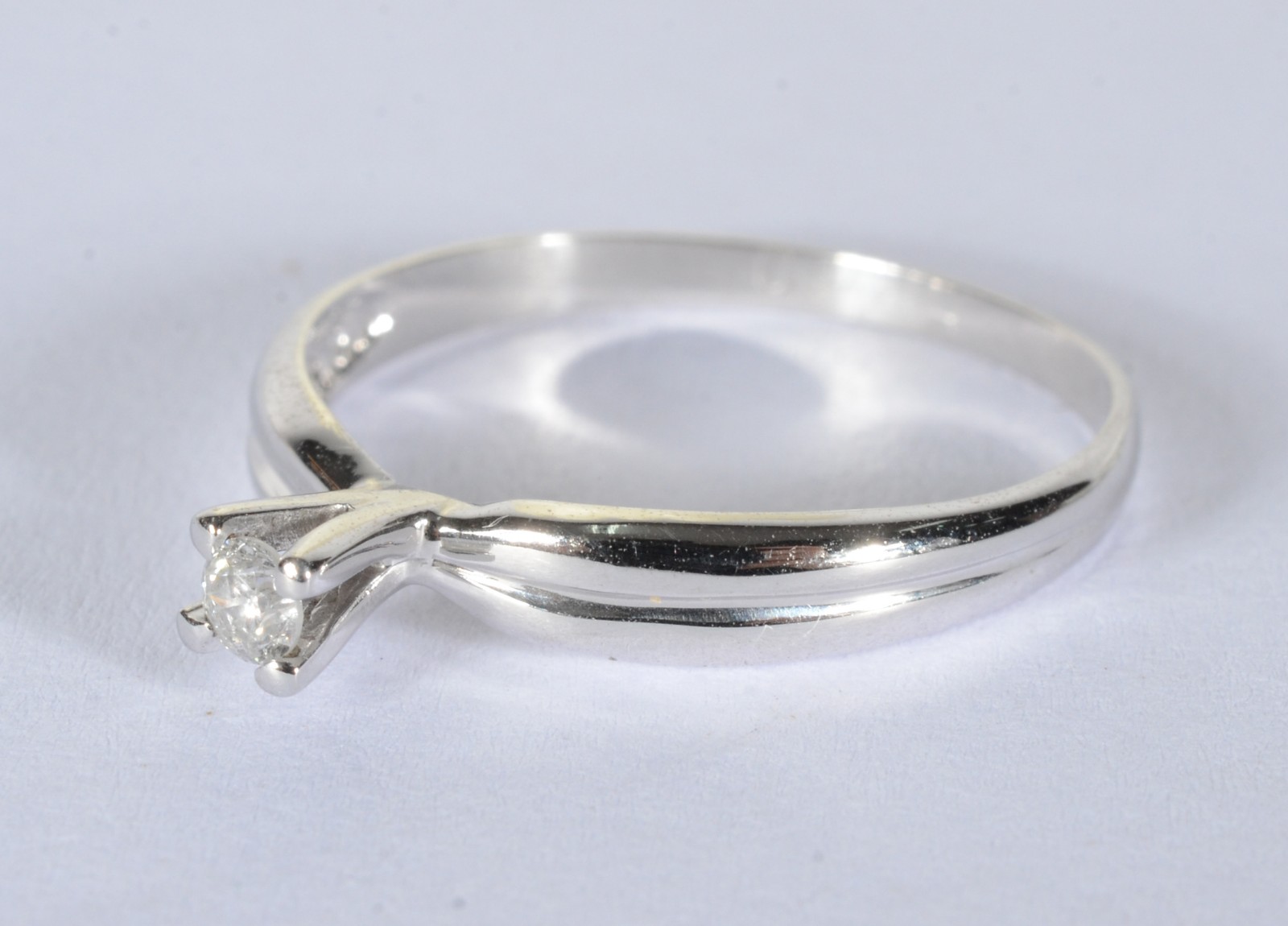 Solitário de ouro branco com um brilhante de 0,10 ct, aro 14. (Por... - foto 2 de 4