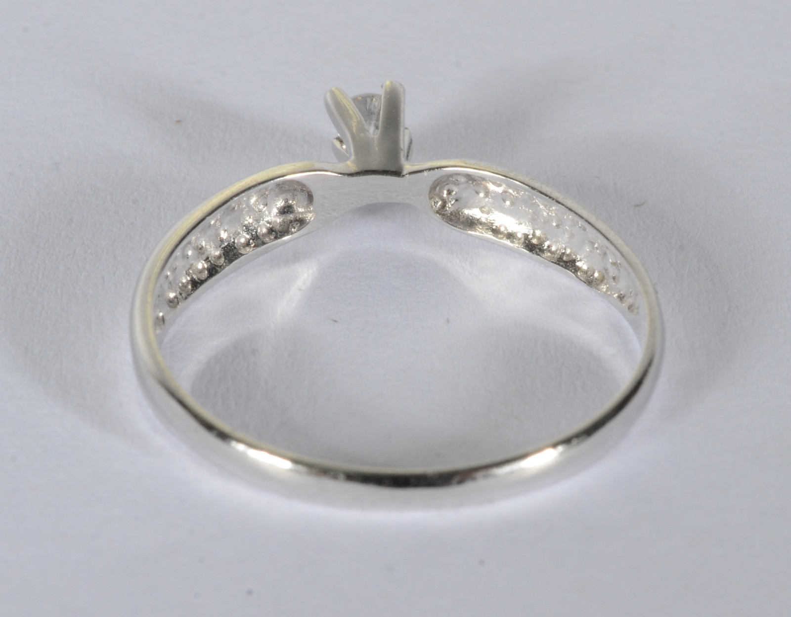 Solitário de ouro branco com um brilhante de 0,10 ct, aro 14. (Por... - foto 3 de 4