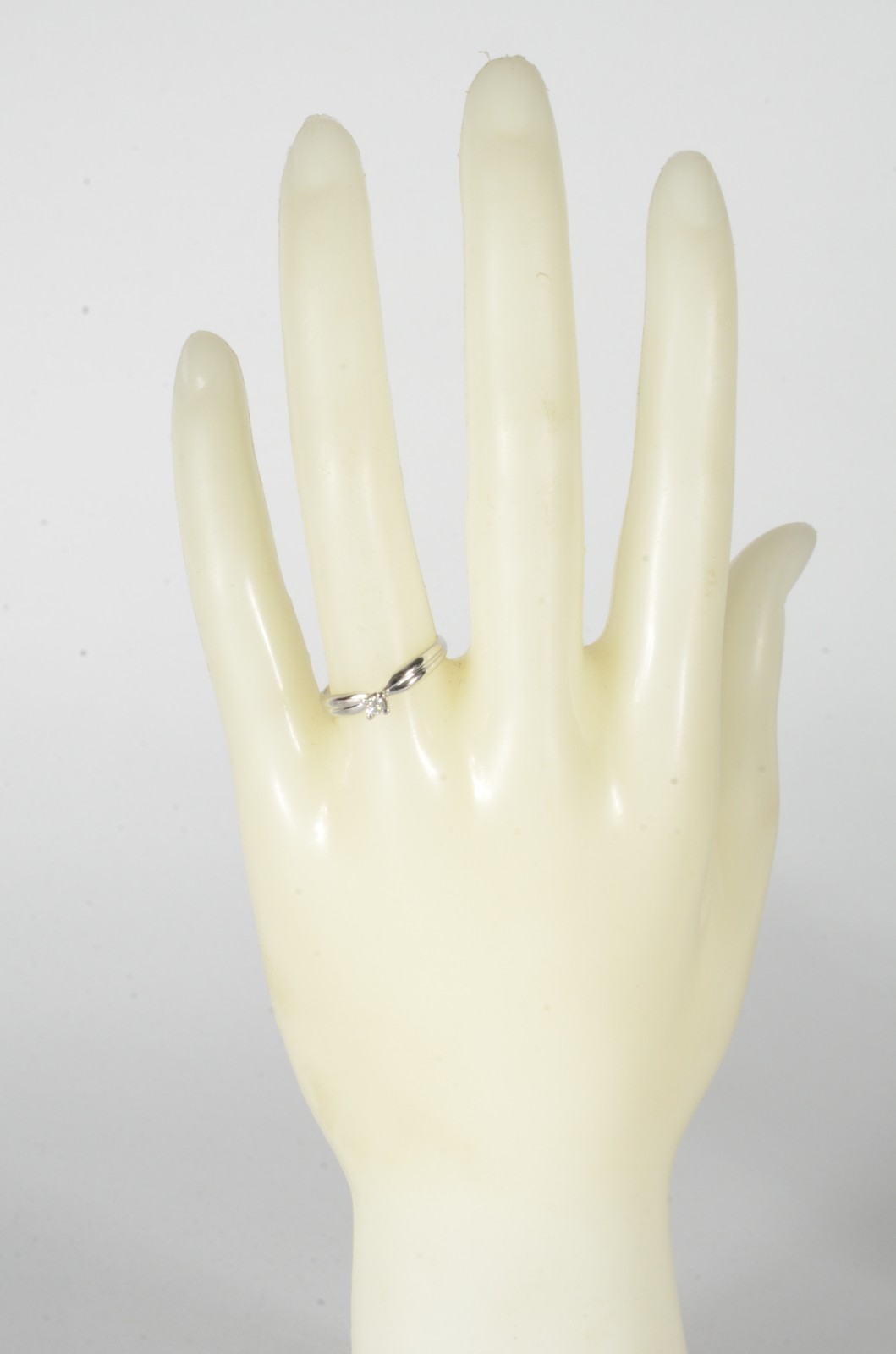 Solitário de ouro branco com um brilhante de 0,10 ct, aro 14. (Por... - foto 4 de 4