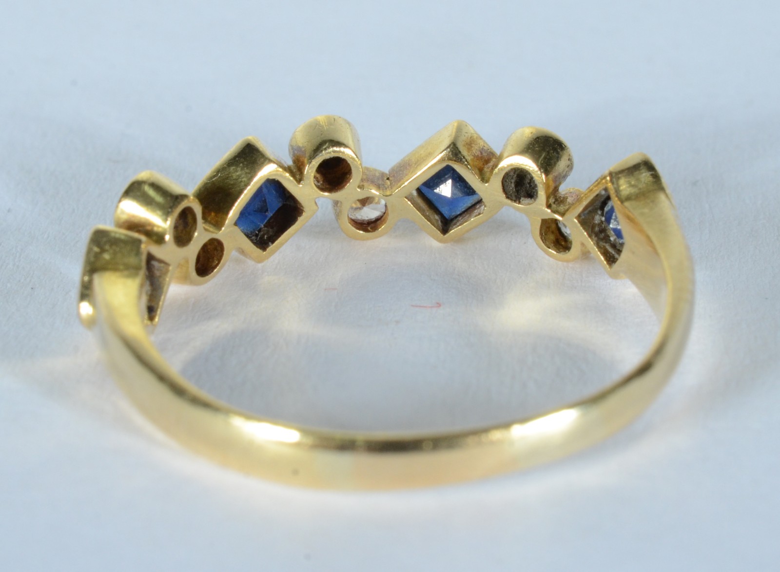 Anel de ouro 18 k., contraste 750 mls com seis brilhantes e três... - foto 5 de 7