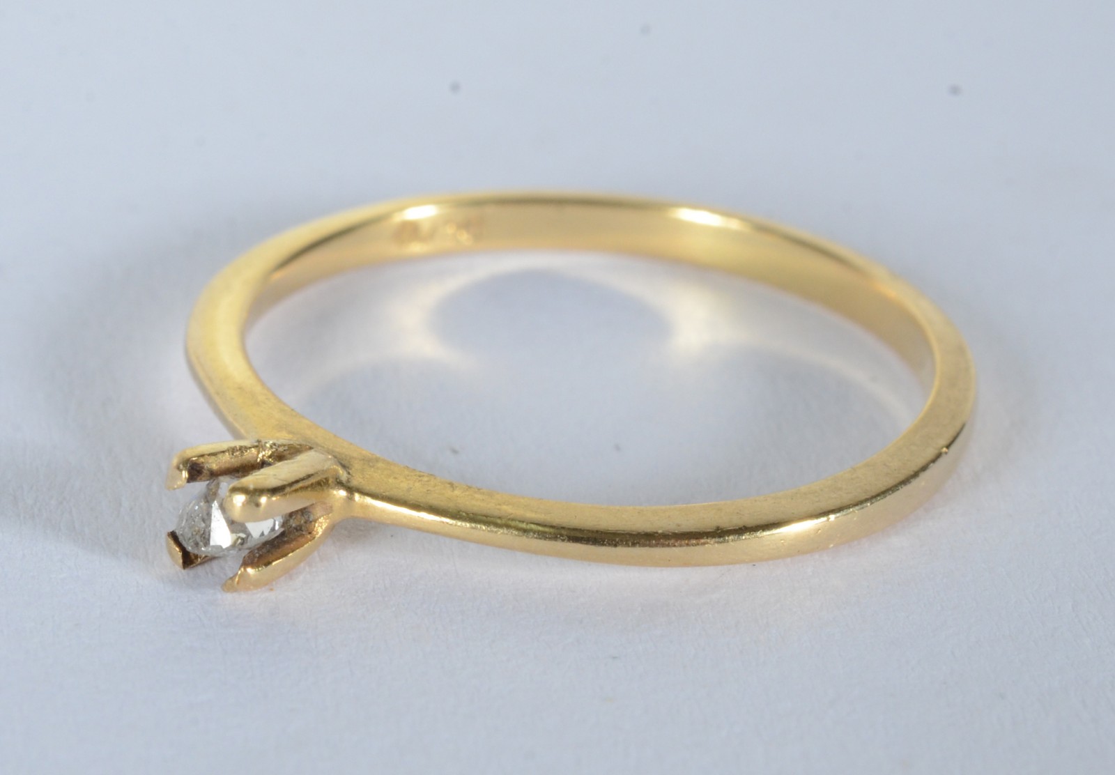 Solitário de ouro 18 k., com um brilhante de 0,07 ct, aro 18. O... - foto 2 de 7