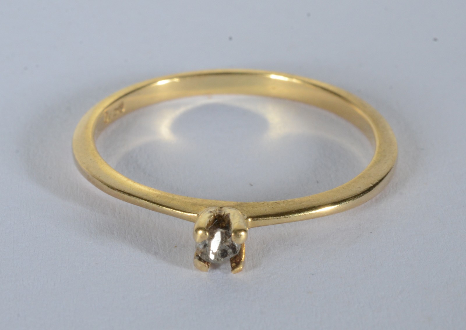 Solitário de ouro 18 k., com um brilhante de 0,07 ct, aro 18. O... - foto 1 de 7