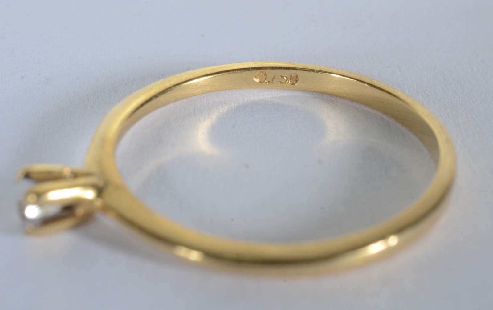 Solitário de ouro 18 k., com um brilhante de 0,07 ct, aro 18. O... - foto 3 de 7