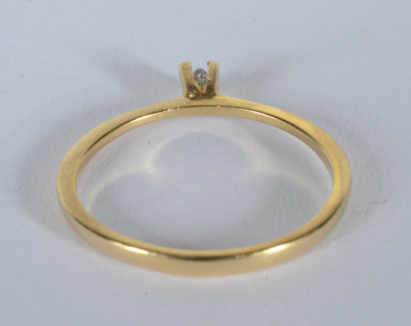 Solitário de ouro 18 k., com um brilhante de 0,07 ct, aro 18. O... - foto 4 de 7