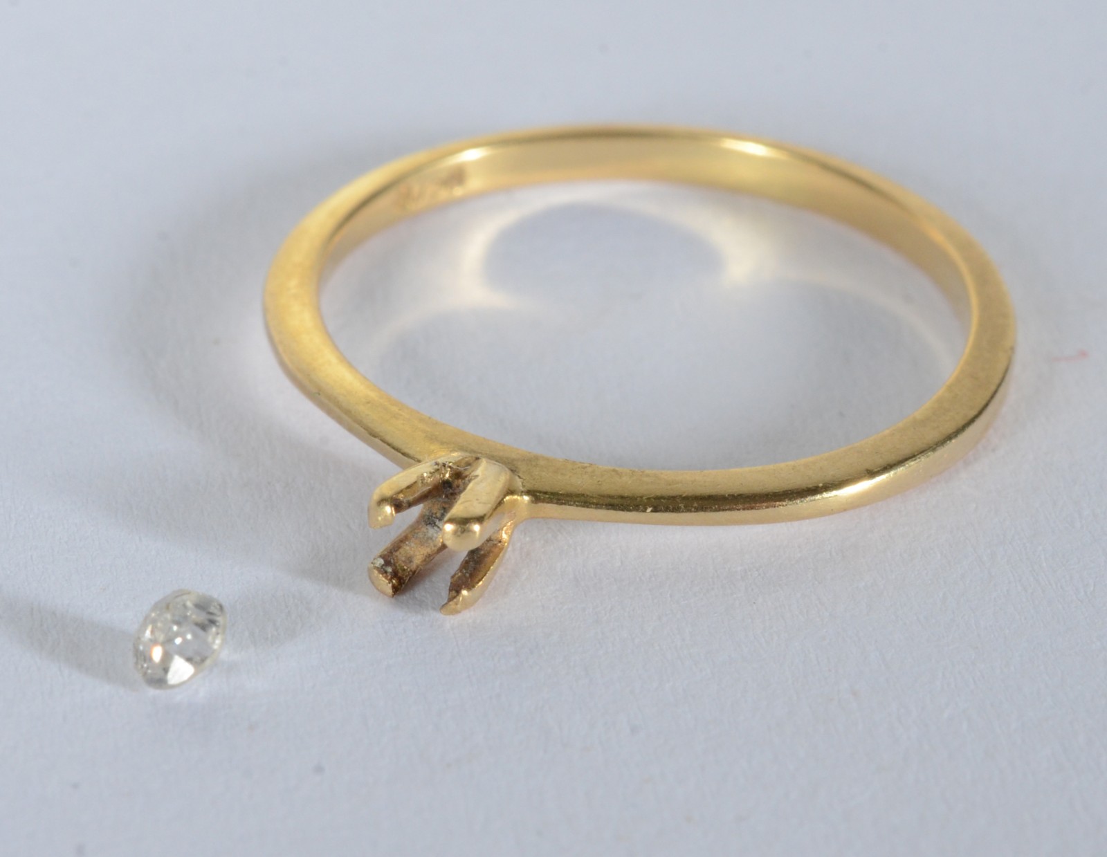 Solitário de ouro 18 k., com um brilhante de 0,07 ct, aro 18. O... - foto 5 de 7