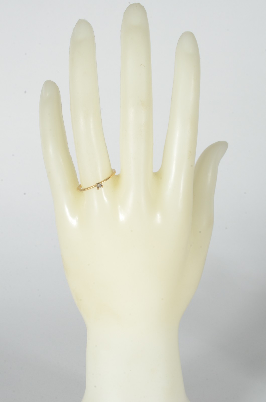 Solitário de ouro 18 k., com um brilhante de 0,07 ct, aro 18. O... - foto 6 de 7