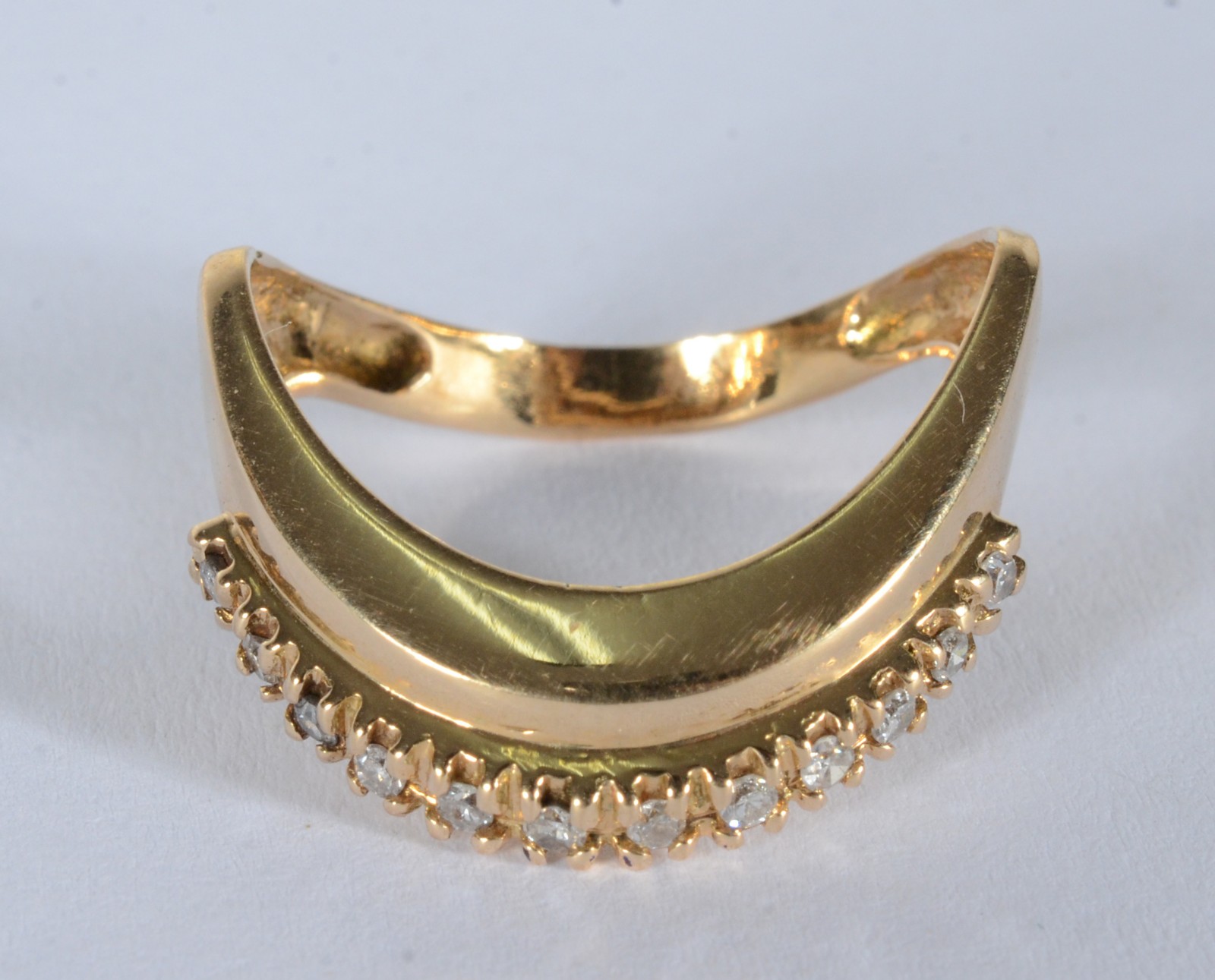 Anel de ouro 18 k., contraste 750 mls com 12 brilhantes, aro 16. (Por... - foto 1 de 6