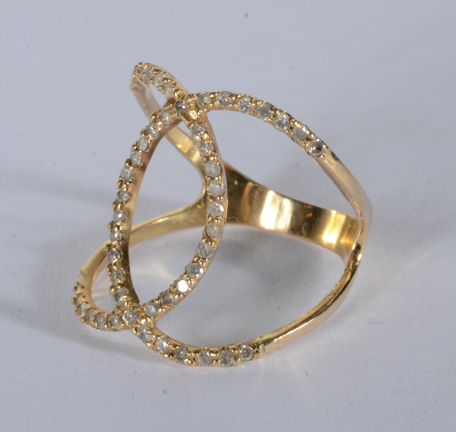 Anel de ouro 18 k., contraste 750 mls com brilhantes, aro 18. (Por... - foto 3 de 7