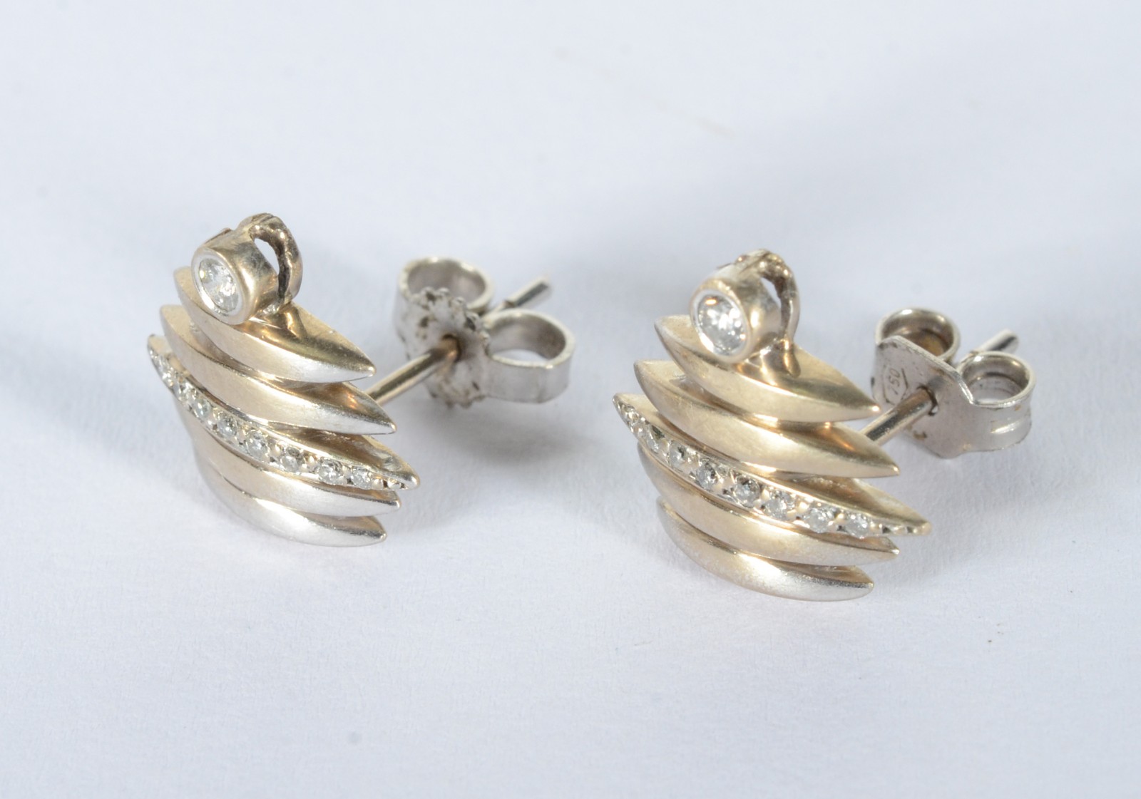 Par de brincos de ouro branco e ouro 18 k., contraste 750 mls com... - foto 1 de 5