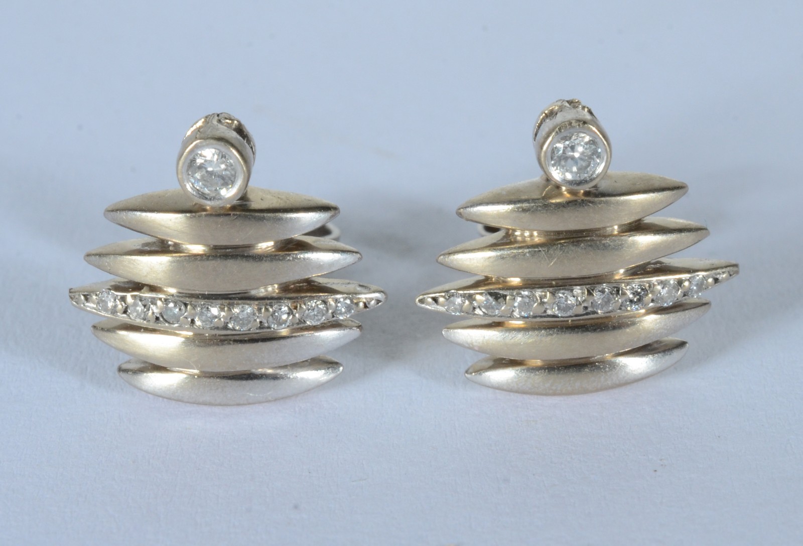 Par de brincos de ouro branco e ouro 18 k., contraste 750 mls com... - foto 4 de 5