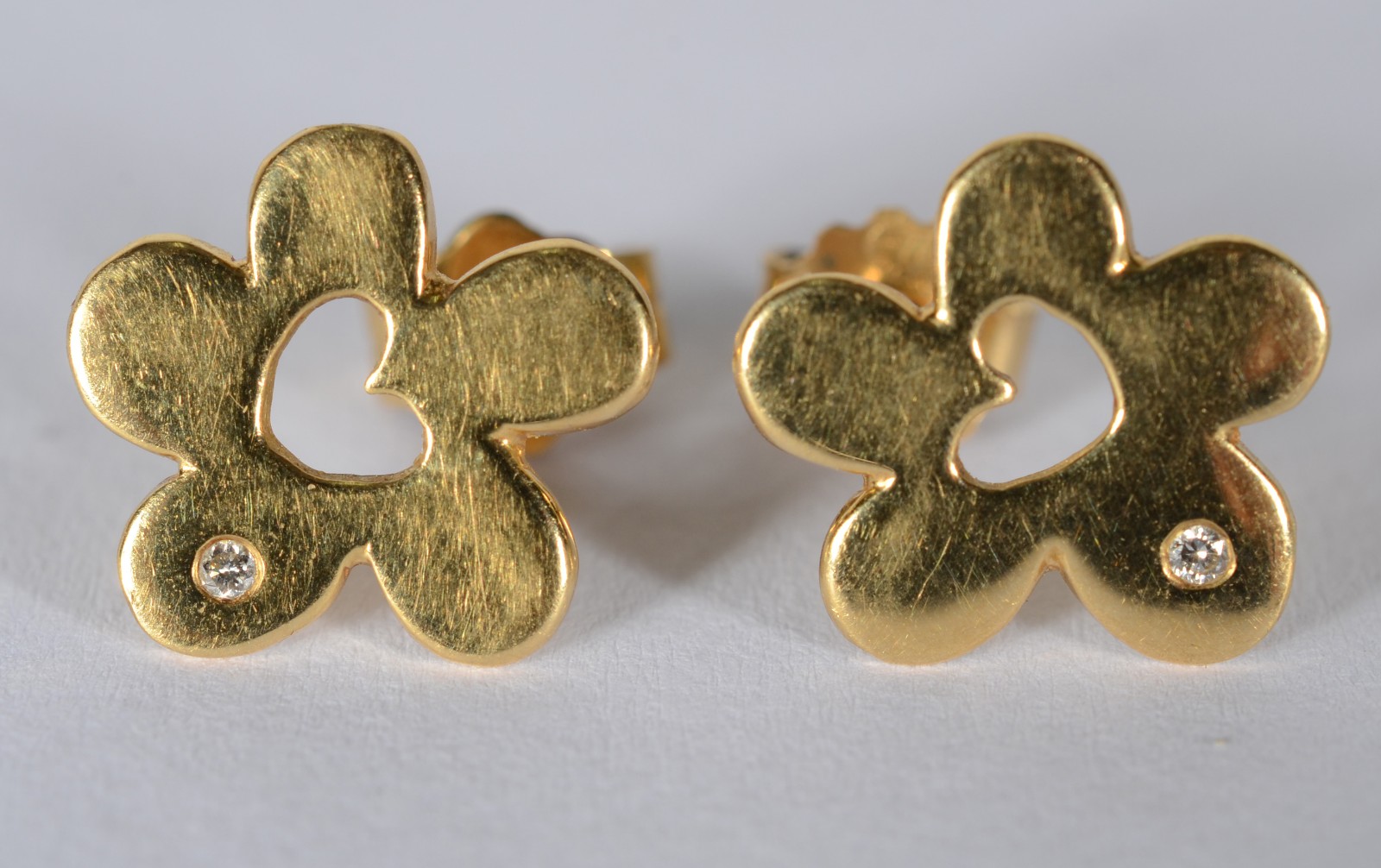 Par de brincos de ouro 18 k., contraste 750 mls feitio flor com dois... - foto 1 de 7