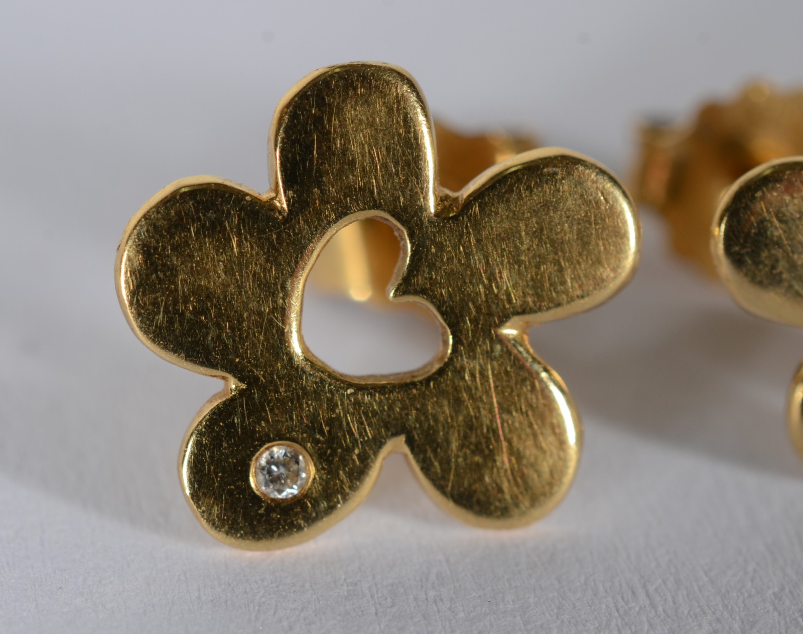 Par de brincos de ouro 18 k., contraste 750 mls feitio flor com dois... - foto 2 de 7
