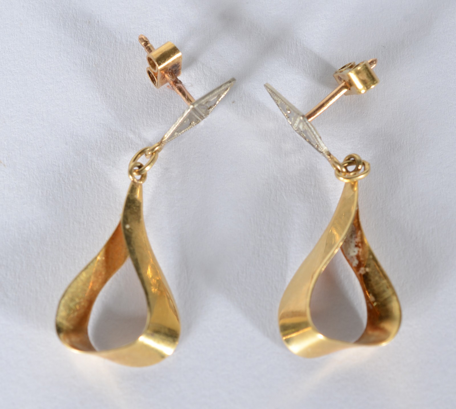 Par de brincos de ouro 18 k., contraste 750 mls feitio gota. (Por... - foto 1 de 5