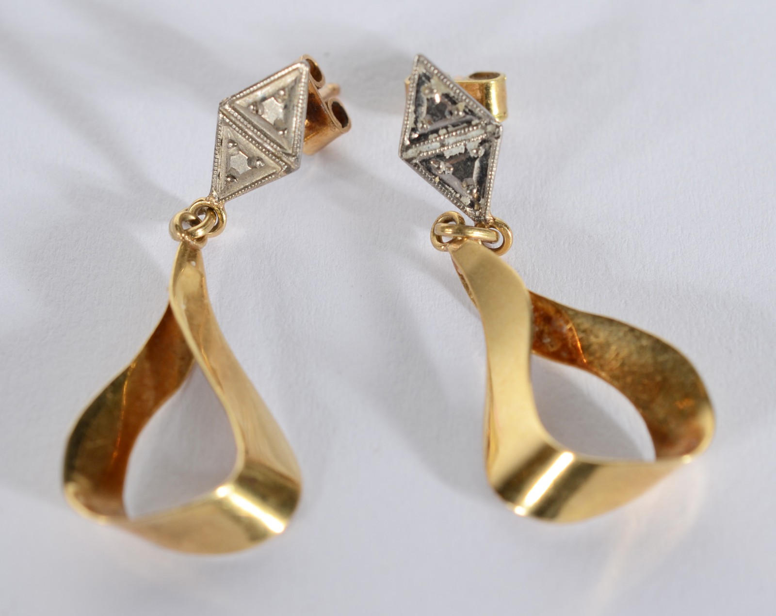 Par de brincos de ouro 18 k., contraste 750 mls feitio gota. (Por... - foto 2 de 5