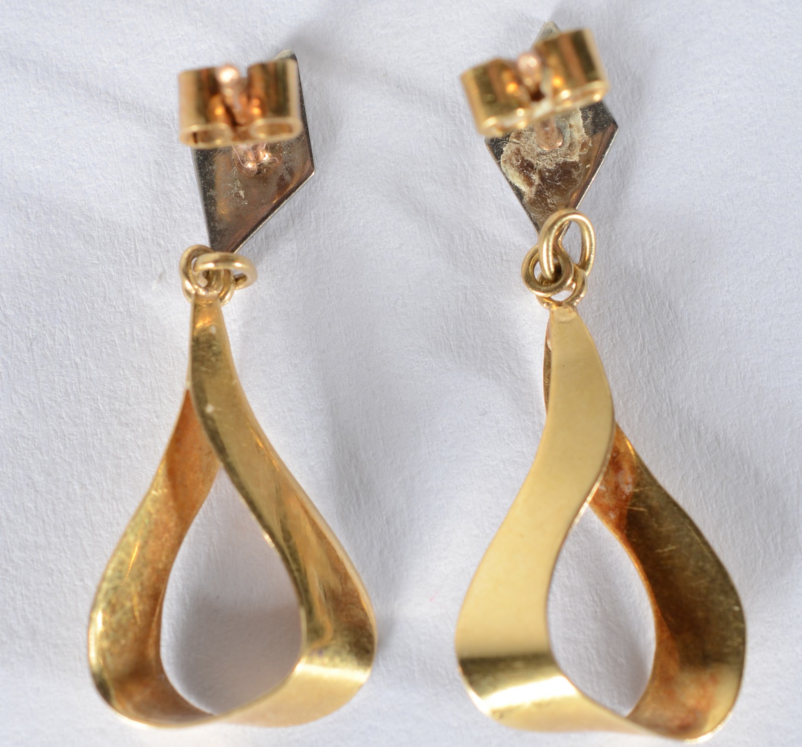Par de brincos de ouro 18 k., contraste 750 mls feitio gota. (Por... - foto 4 de 5