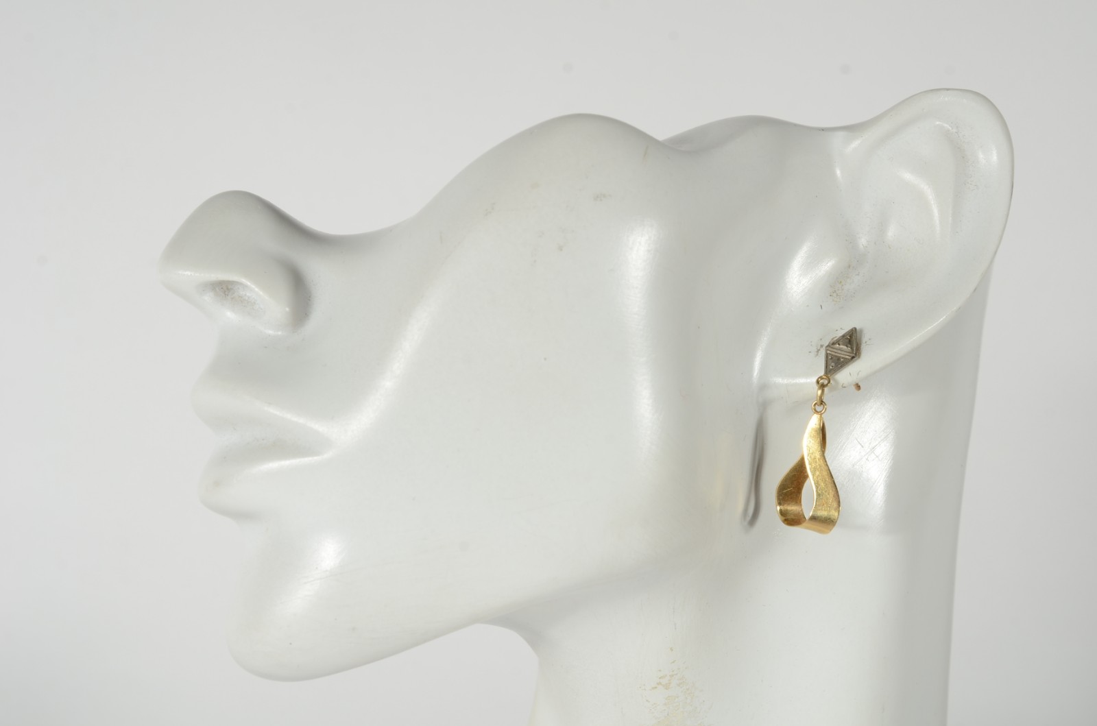 Par de brincos de ouro 18 k., contraste 750 mls feitio gota. (Por... - foto 5 de 5