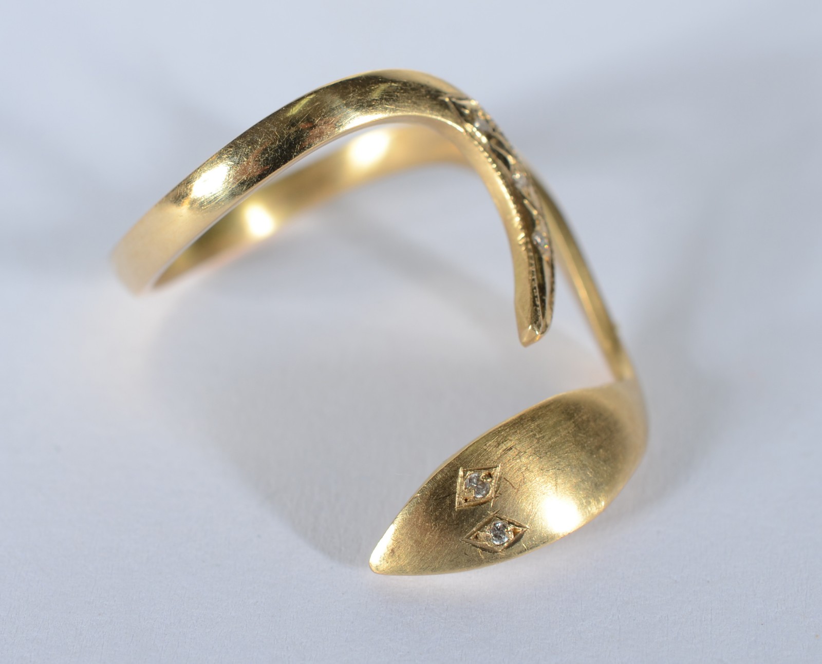 Anel de ouro 18 k., feitio cobra, contraste 750 mls com mini... - foto 1 de 8