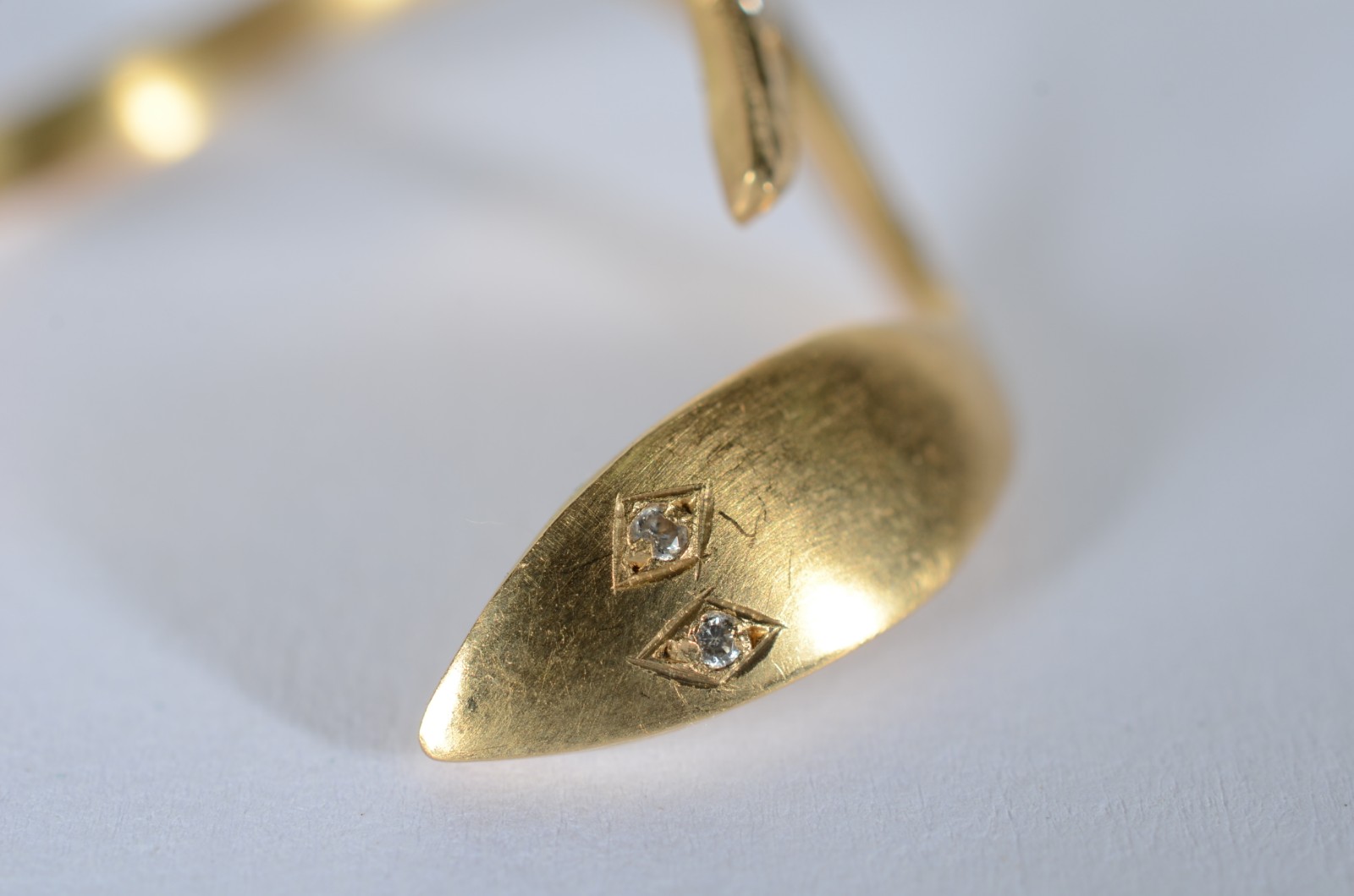 Anel de ouro 18 k., feitio cobra, contraste 750 mls com mini... - foto 2 de 8