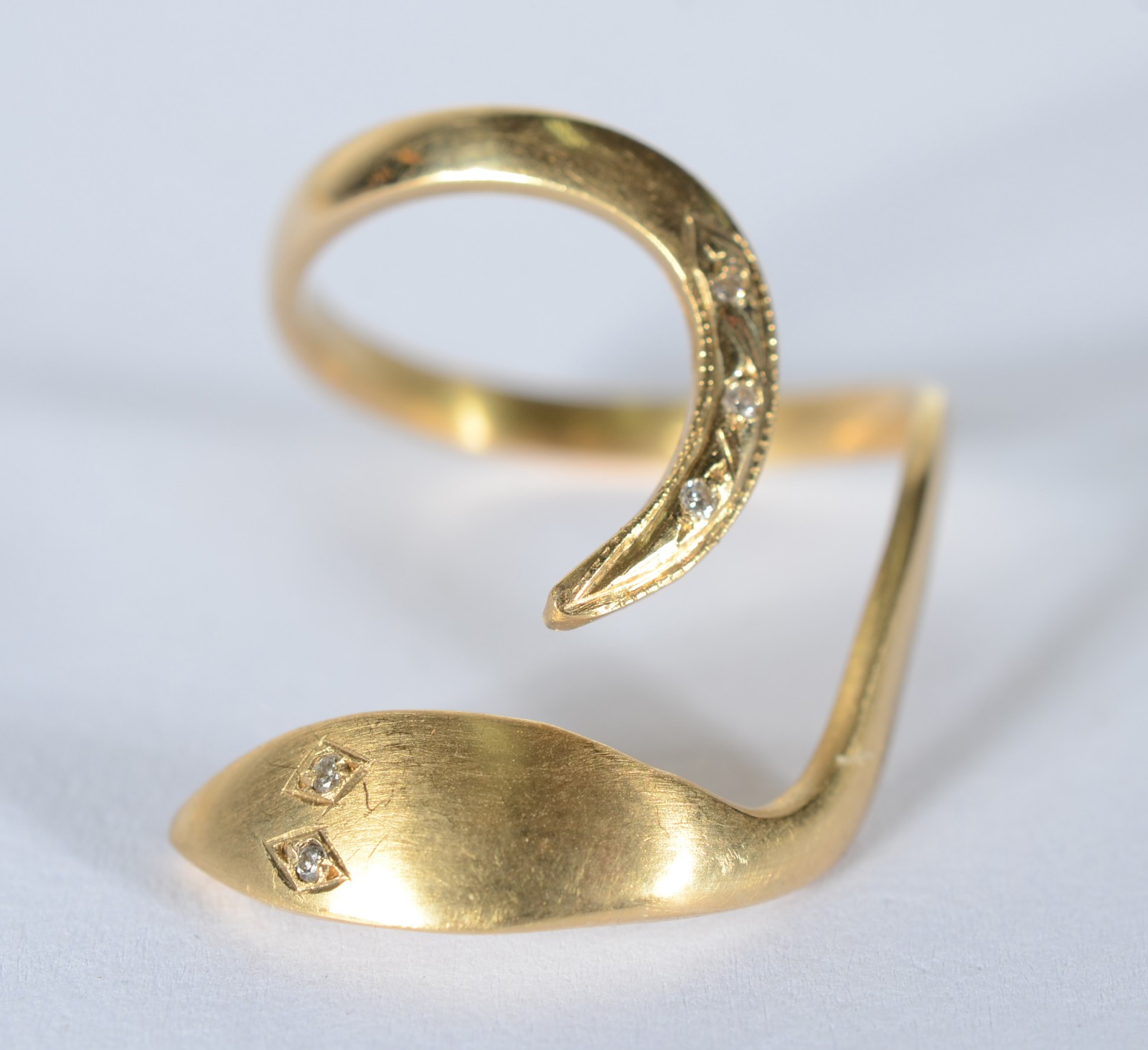 Anel de ouro 18 k., feitio cobra, contraste 750 mls com mini... - foto 6 de 8