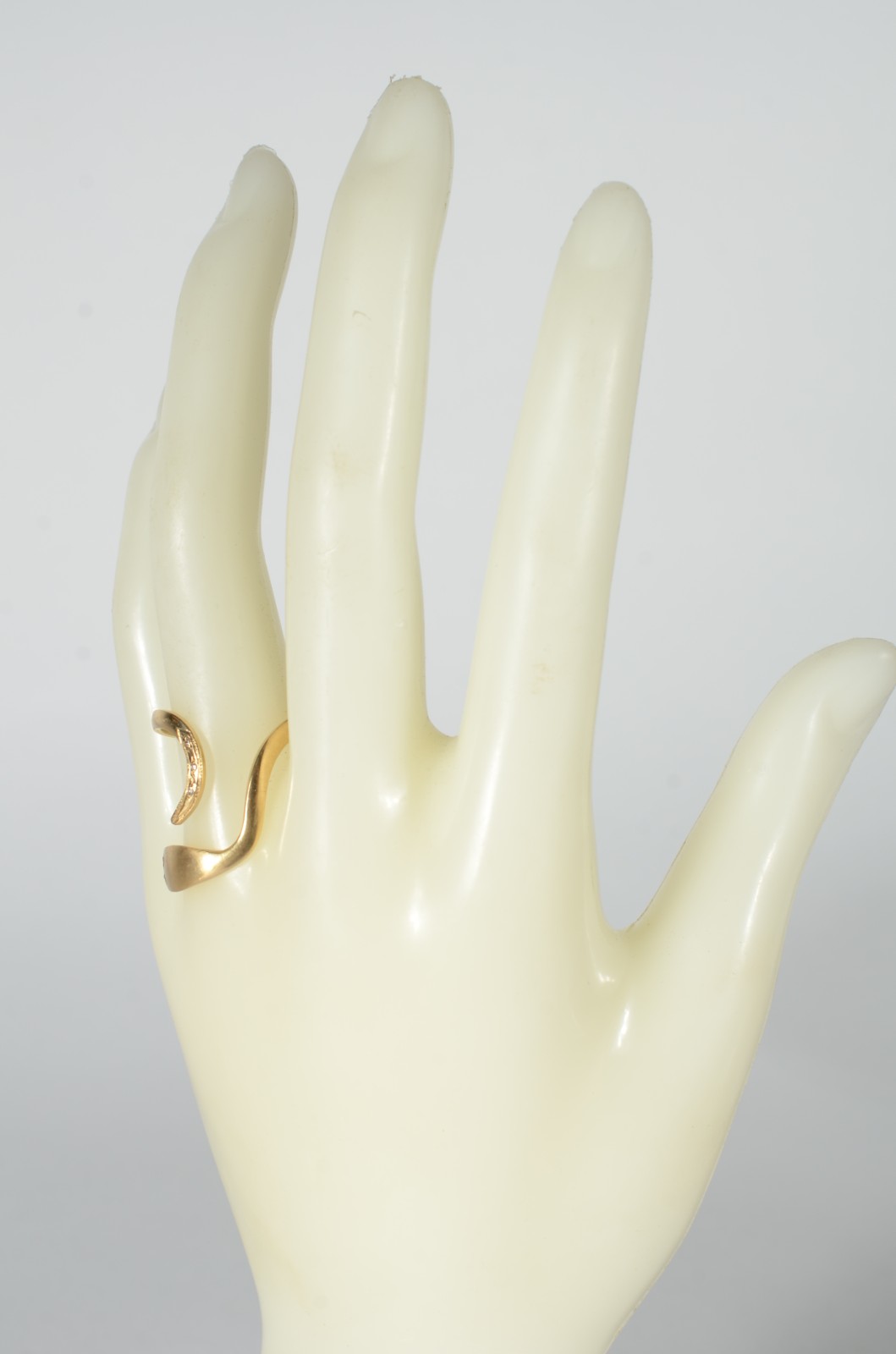 Anel de ouro 18 k., feitio cobra, contraste 750 mls com mini... - foto 7 de 8