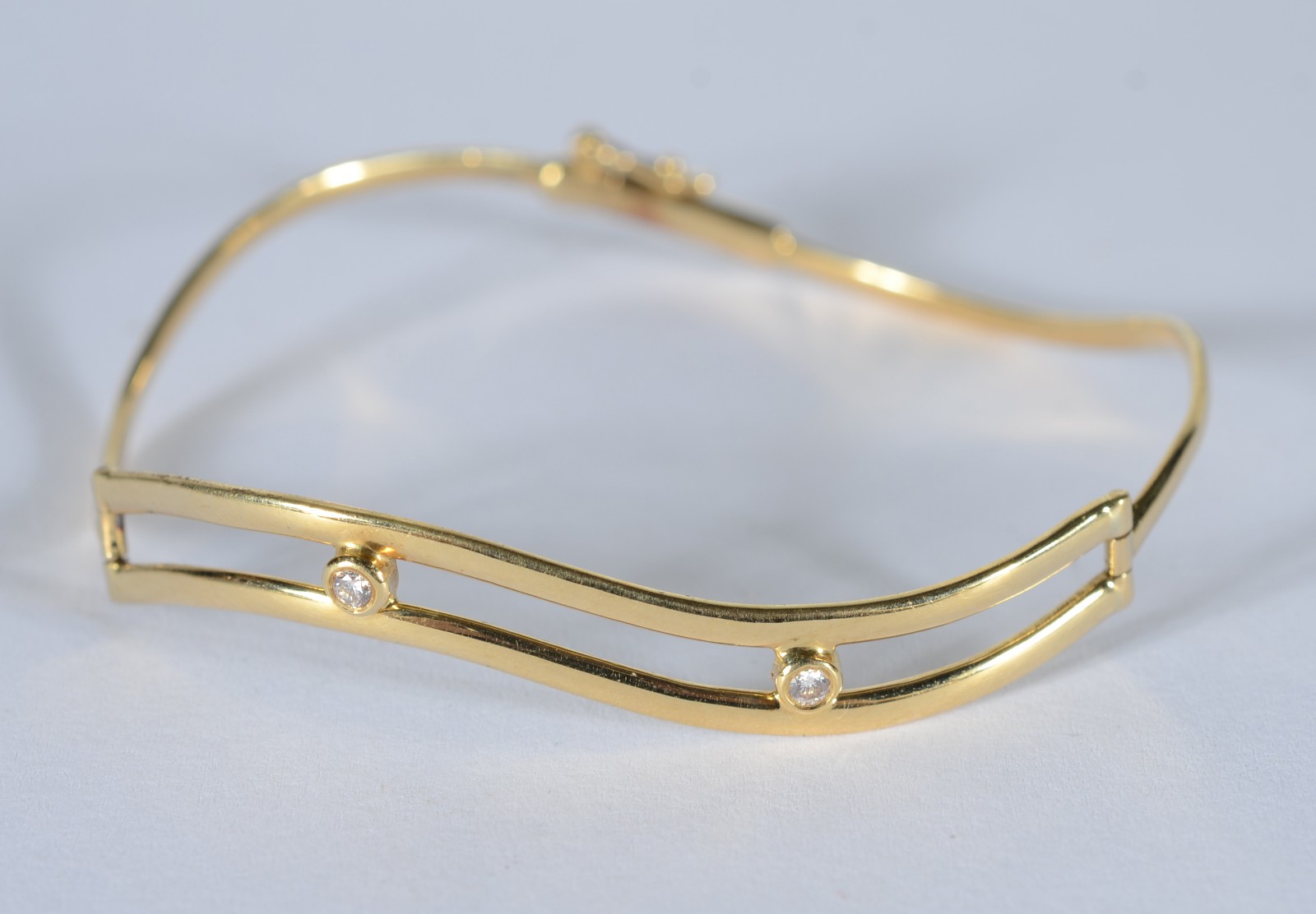 Pulseira de ouro 18 k., contraste 750 mls com dois brilhantes. (Por... - foto 1 de 6