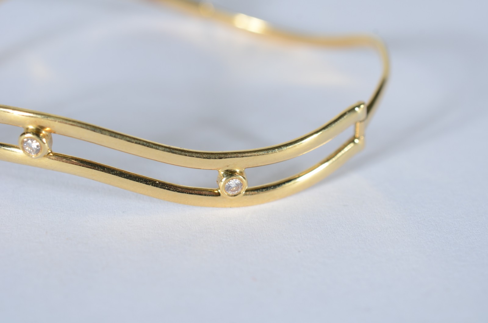 Pulseira de ouro 18 k., contraste 750 mls com dois brilhantes. (Por... - foto 2 de 6