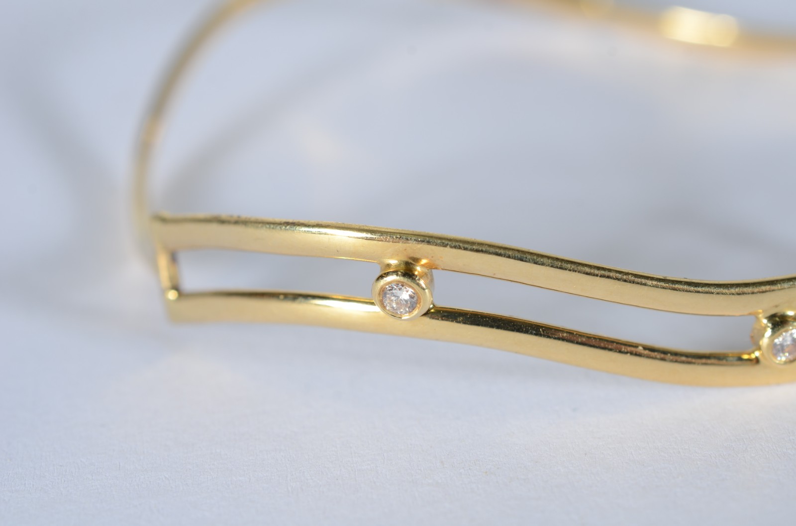 Pulseira de ouro 18 k., contraste 750 mls com dois brilhantes. (Por... - foto 3 de 6