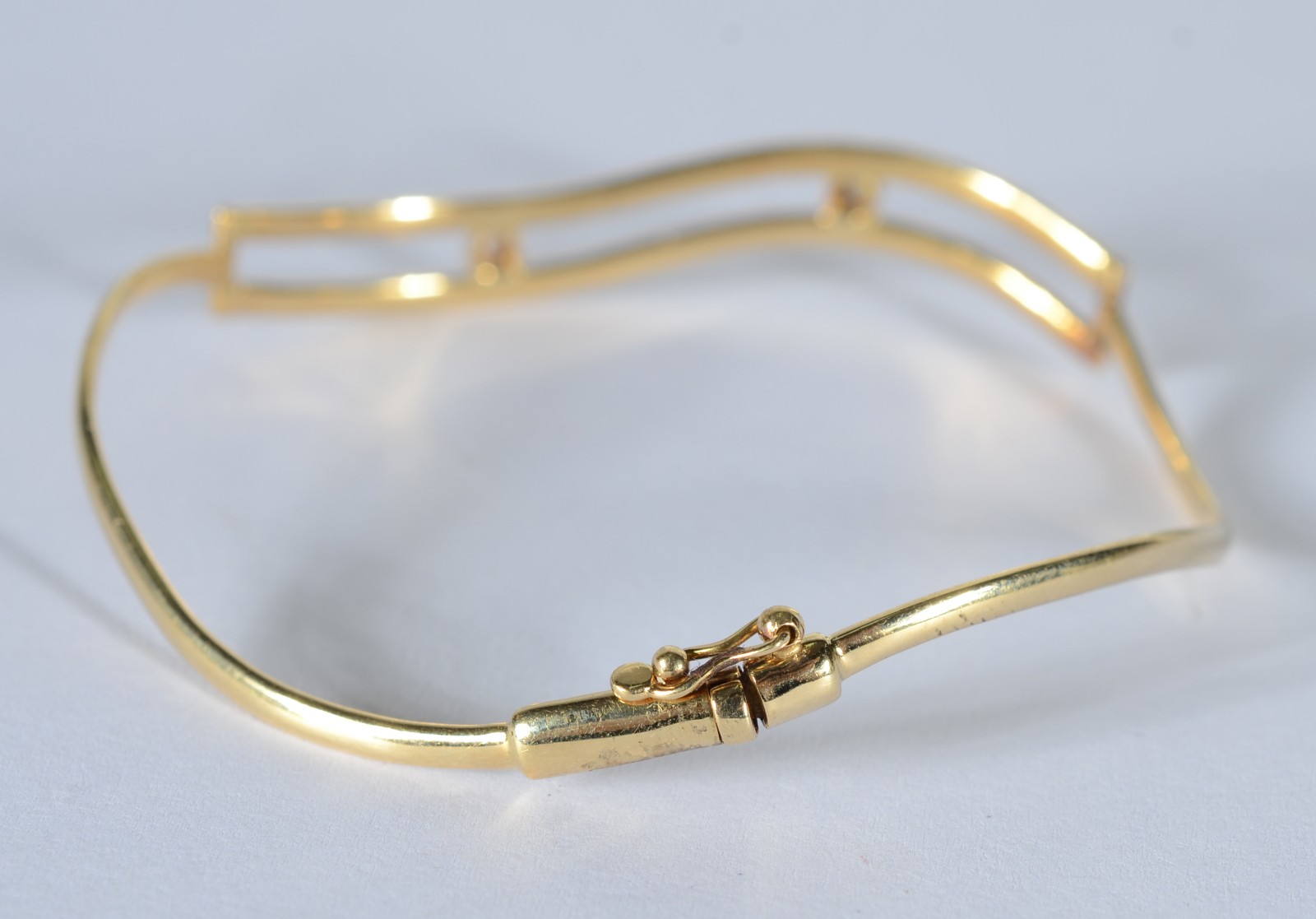 Pulseira de ouro 18 k., contraste 750 mls com dois brilhantes. (Por... - foto 4 de 6